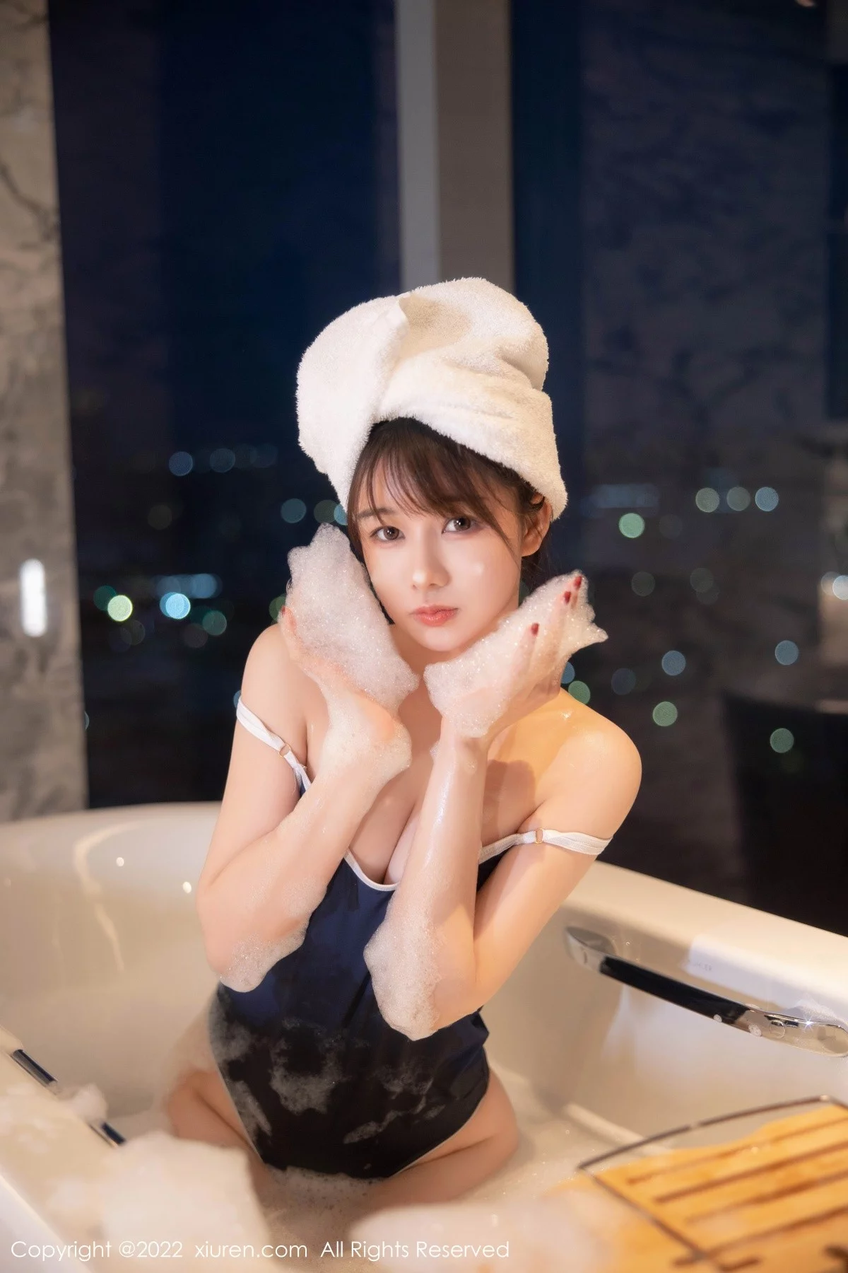 [[XiuRen秀人网]秀人网]No.5477_模特婠婠么私房浴缸性感深蓝色比基尼湿身泡泡浴撩人诱惑写真76P