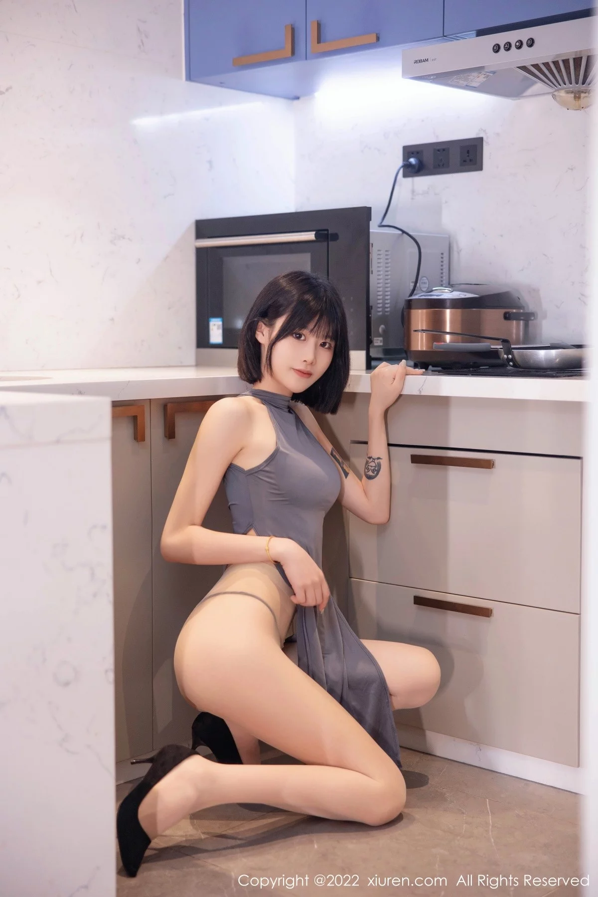 [[XiuRen秀人网]秀人网]No.5482_模特77qiqi私房性感深灰色连衣服饰配超薄肉丝裤袜甜美迷人写真74P