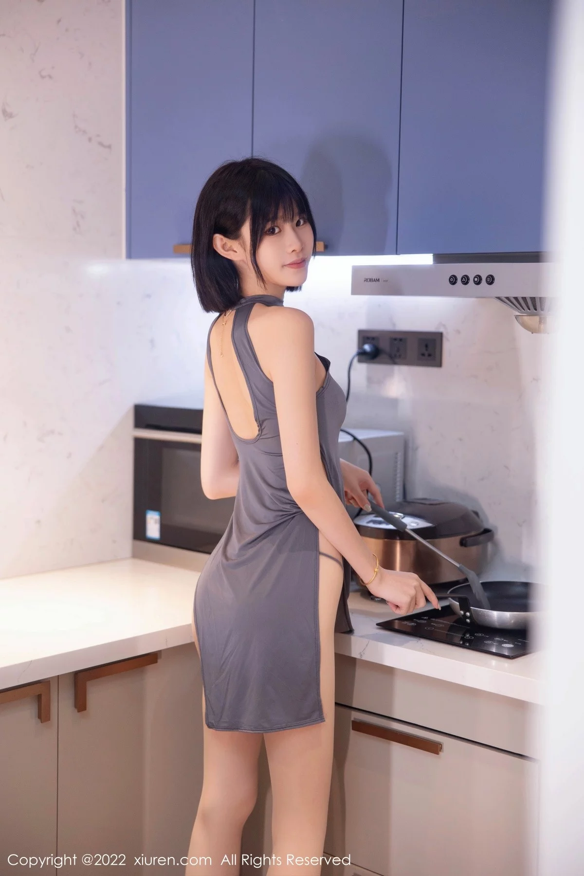 [[XiuRen秀人网]秀人网]No.5482_模特77qiqi私房性感深灰色连衣服饰配超薄肉丝裤袜甜美迷人写真74P