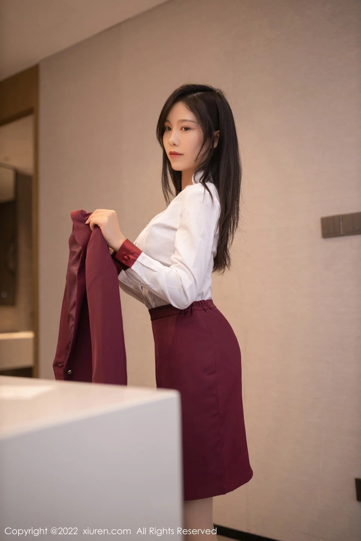 [[XiuRen秀人网]秀人网]No.5485_模特利世私房性感空姐制服半脱露暗红色蕾丝内衣迷人诱惑写真83P