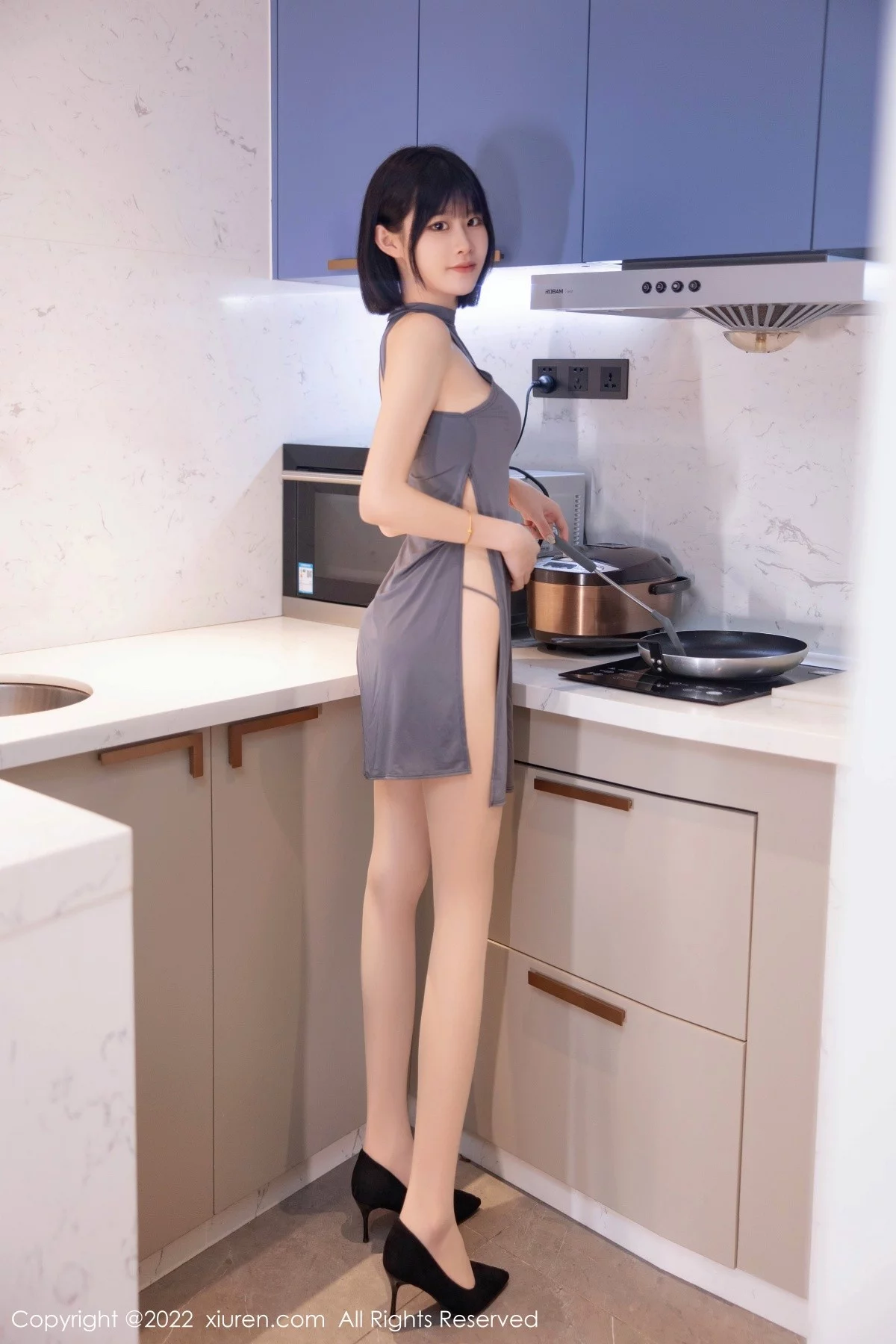 [[XiuRen秀人网]秀人网]No.5482_模特77qiqi私房性感深灰色连衣服饰配超薄肉丝裤袜甜美迷人写真74P
