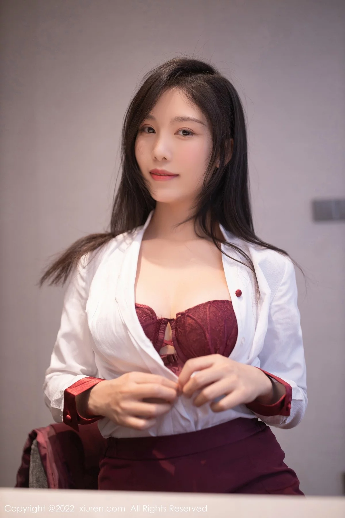 [[XiuRen秀人网]秀人网]No.5485_模特利世私房性感空姐制服半脱露暗红色蕾丝内衣迷人诱惑写真83P