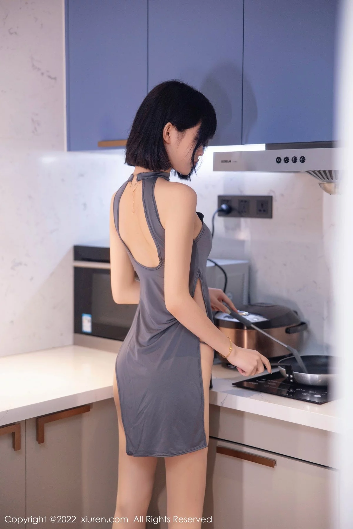 [[XiuRen秀人网]秀人网]No.5482_模特77qiqi私房性感深灰色连衣服饰配超薄肉丝裤袜甜美迷人写真74P