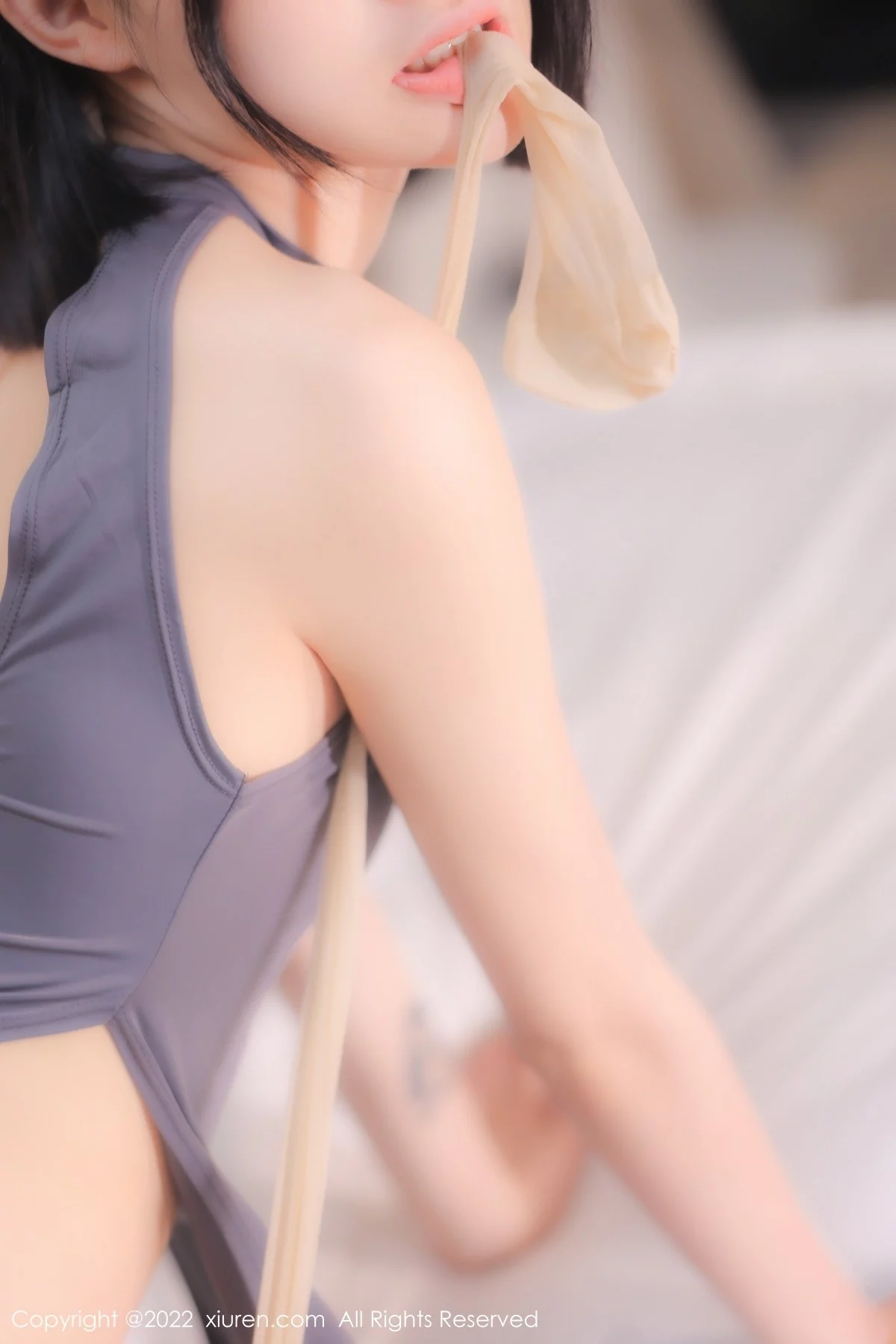 [[XiuRen秀人网]秀人网]No.5482_模特77qiqi私房性感深灰色连衣服饰配超薄肉丝裤袜甜美迷人写真74P