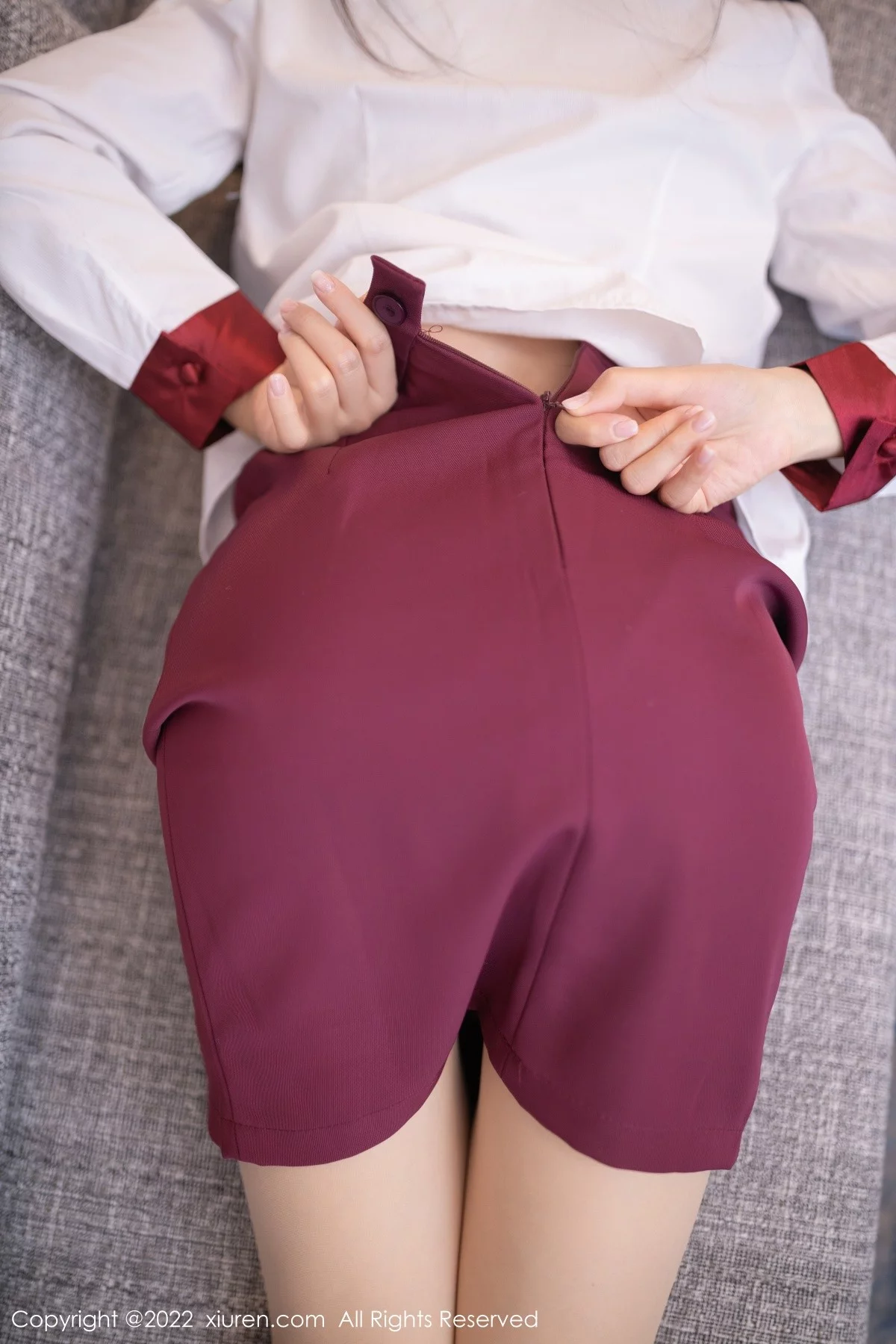 [[XiuRen秀人网]秀人网]No.5485_模特利世私房性感空姐制服半脱露暗红色蕾丝内衣迷人诱惑写真83P