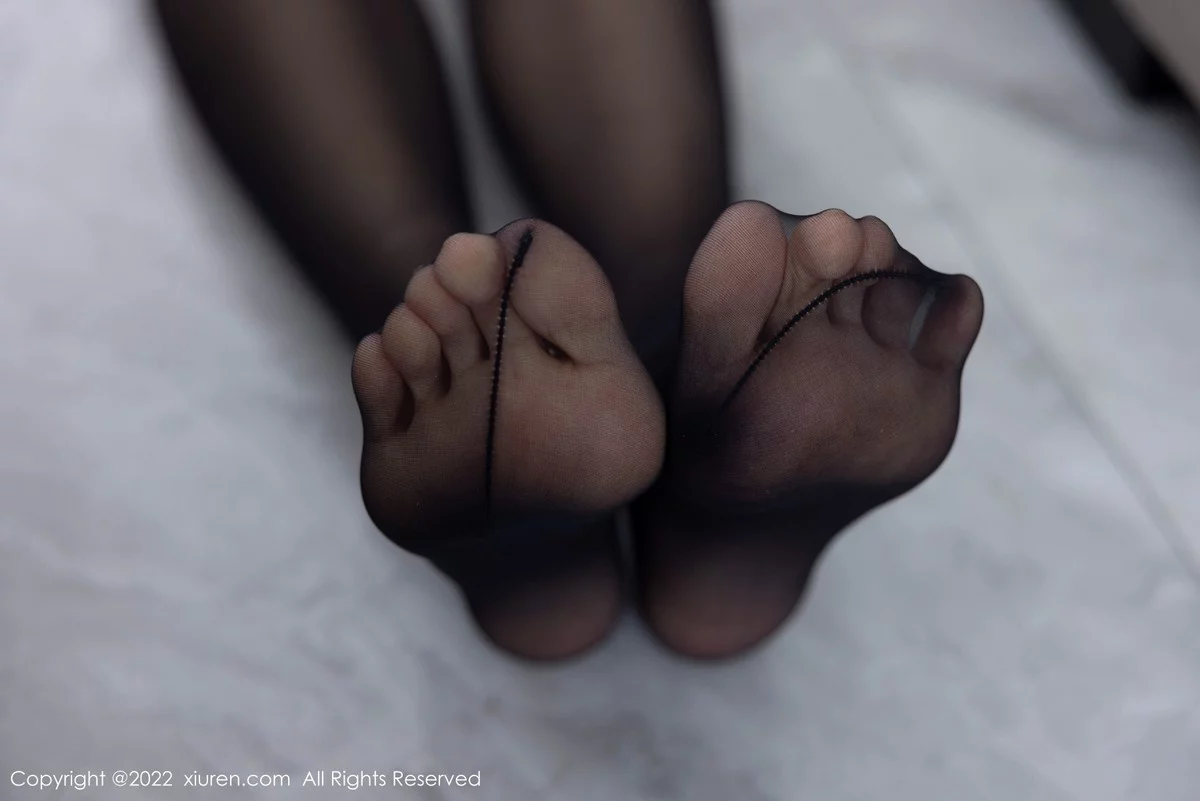 [[XiuRen秀人网]秀人网]No.5484_模特可乐Vicky橄榄绿轻透连衣裙露黑色内衣配超薄黑丝诱惑写真60P