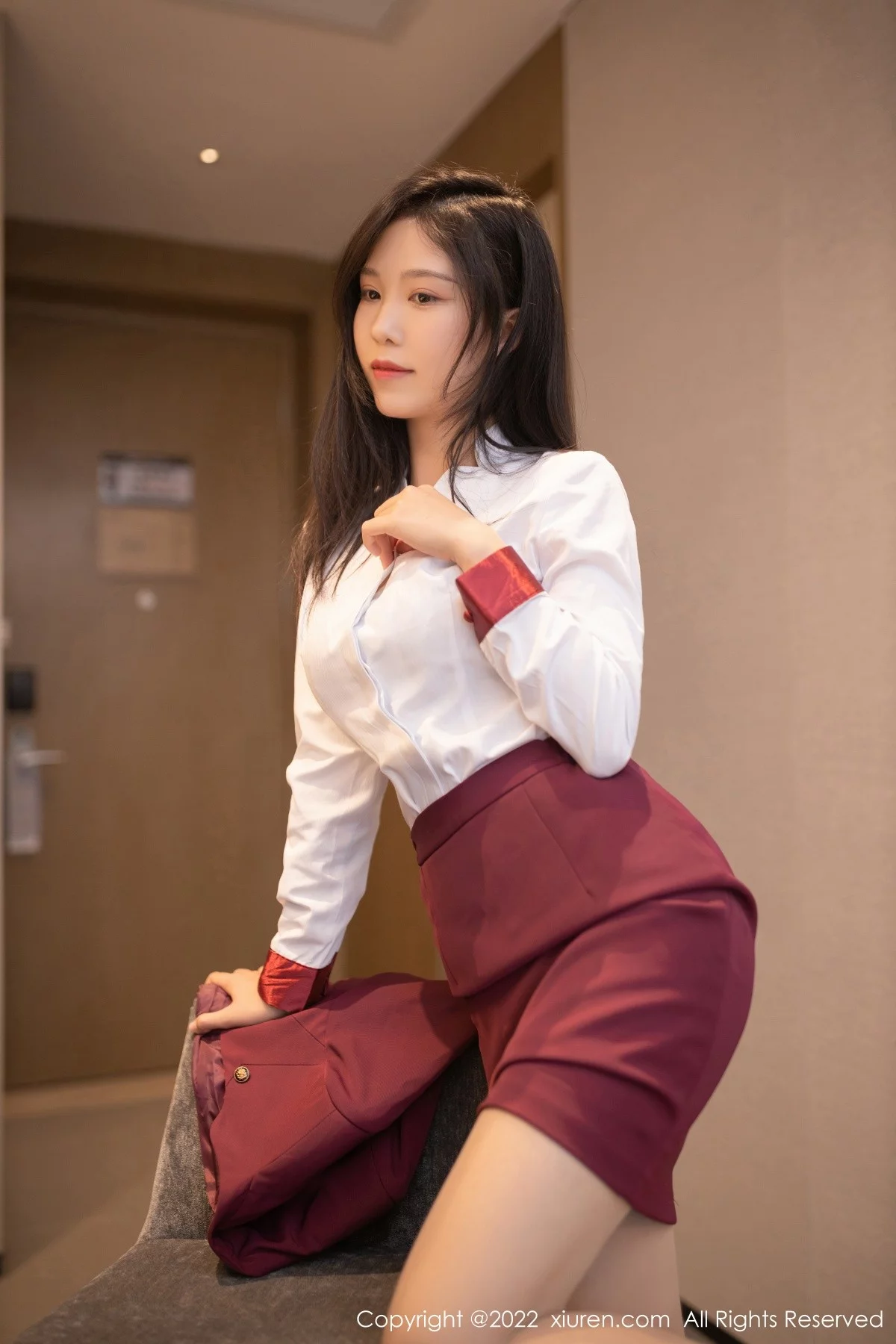 [[XiuRen秀人网]秀人网]No.5485_模特利世私房性感空姐制服半脱露暗红色蕾丝内衣迷人诱惑写真83P