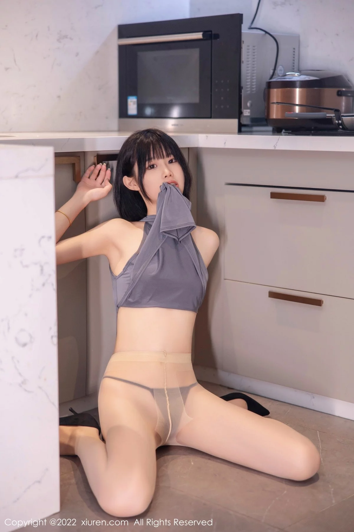 [[XiuRen秀人网]秀人网]No.5482_模特77qiqi私房性感深灰色连衣服饰配超薄肉丝裤袜甜美迷人写真74P