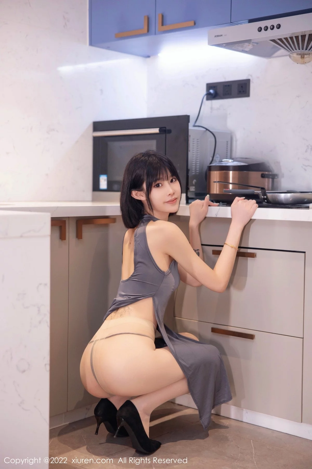 [[XiuRen秀人网]秀人网]No.5482_模特77qiqi私房性感深灰色连衣服饰配超薄肉丝裤袜甜美迷人写真74P