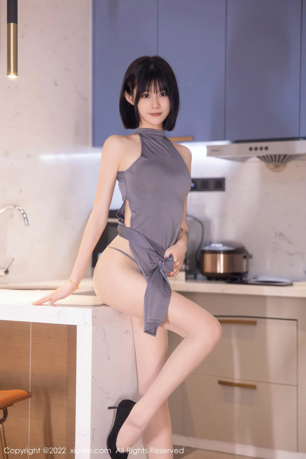 [[XiuRen秀人网]秀人网]No.5482_模特77qiqi私房性感深灰色连衣服饰配超薄肉丝裤袜甜美迷人写真74P