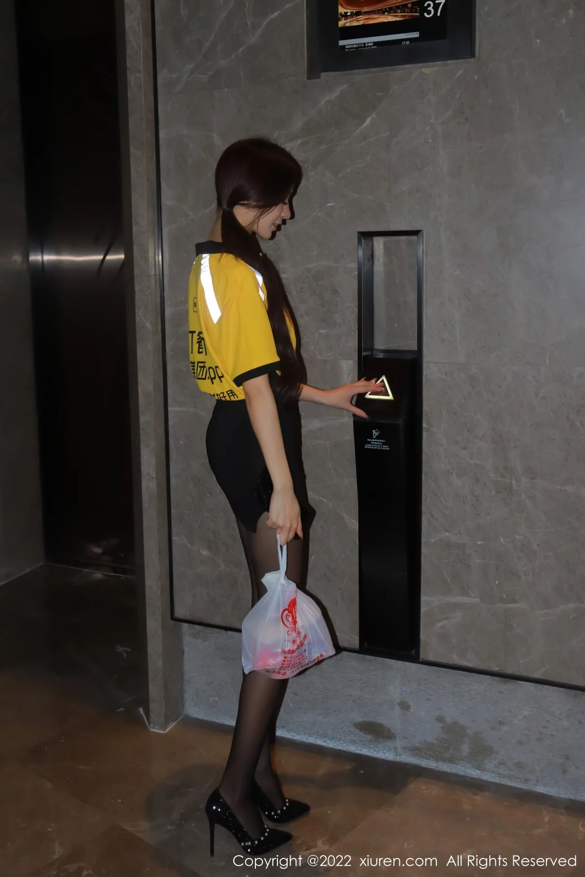 [[XiuRen秀人网]秀人网]No.5481_模特hebe韩心雨外卖员角色扮演黑色短裙配超薄黑丝魅惑写真81P