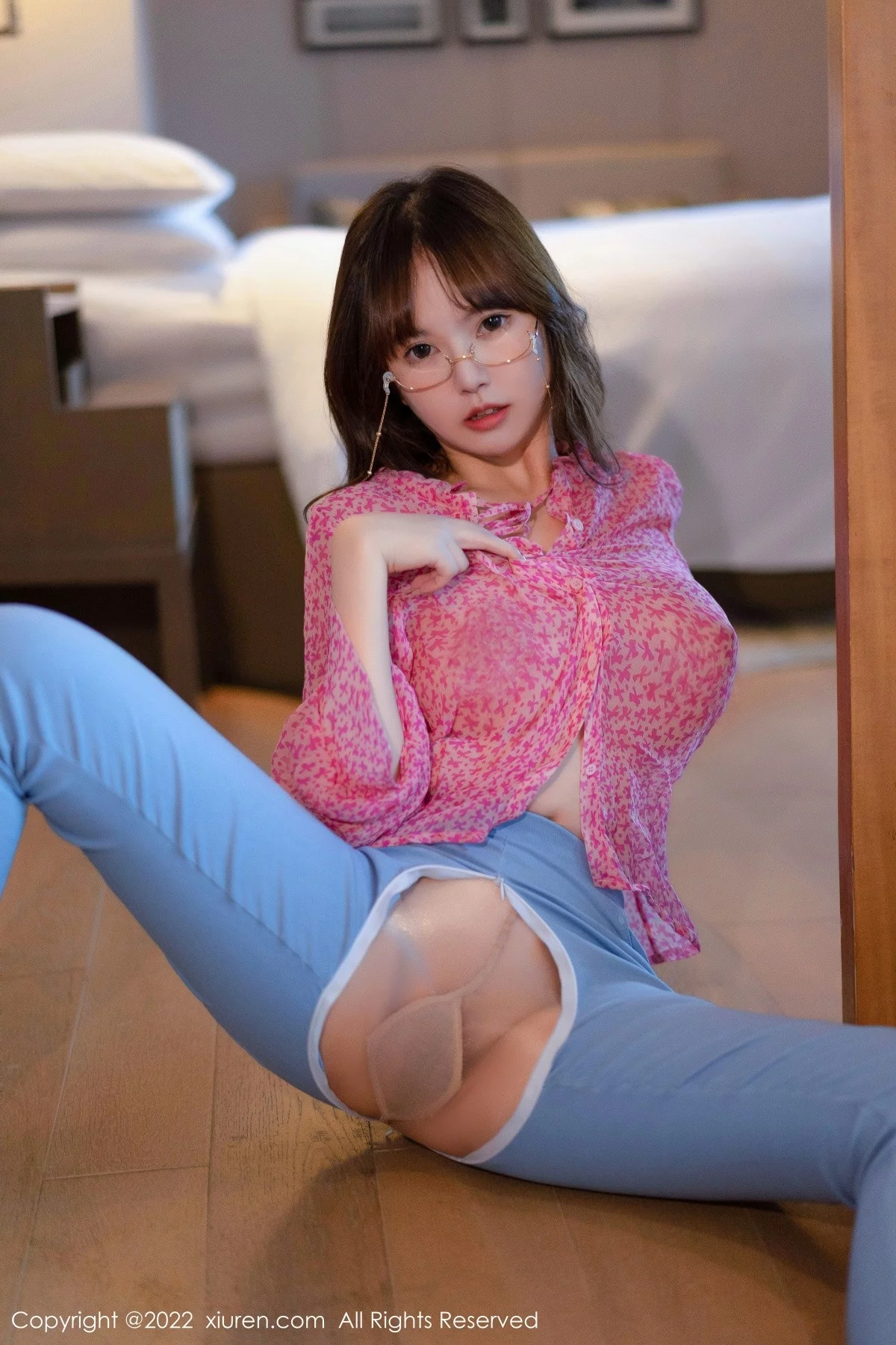 [[XiuRen秀人网]秀人网]No.5488_模特张思允Nice粉红花纹衣配蓝色长裤半脱露无内肉丝诱惑写真59P
