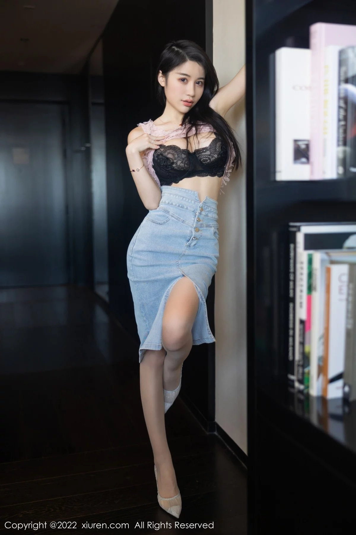 [[XiuRen秀人网]秀人网]No.5489_模特美七Mia西双版纳旅拍私房半脱露黑色蕾丝内衣惹火诱惑写真97P