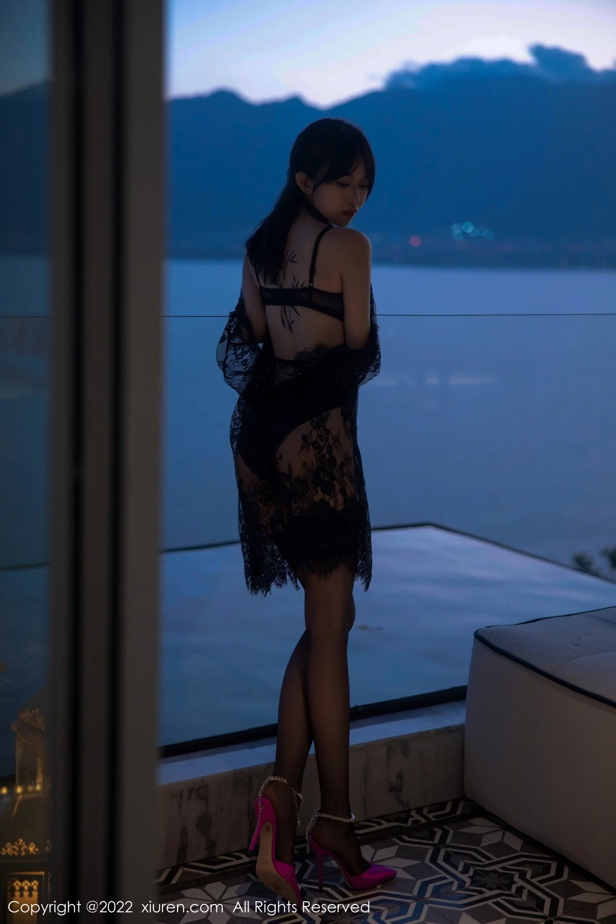 [[XiuRen秀人网]秀人网]No.5491_模特奶瓶大理旅拍性感黑网纱披风露黑色轻透内衣极致魅惑写真70P