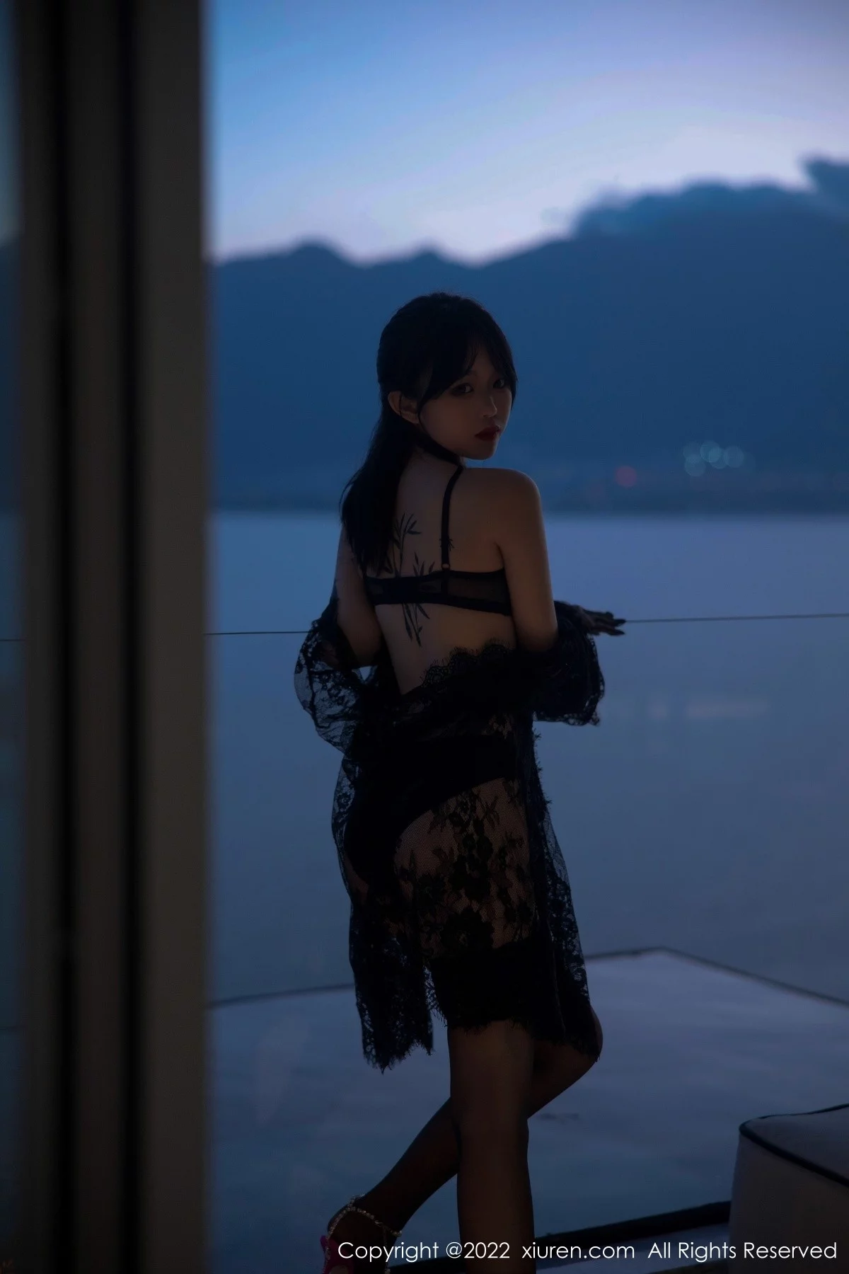 [[XiuRen秀人网]秀人网]No.5491_模特奶瓶大理旅拍性感黑网纱披风露黑色轻透内衣极致魅惑写真70P