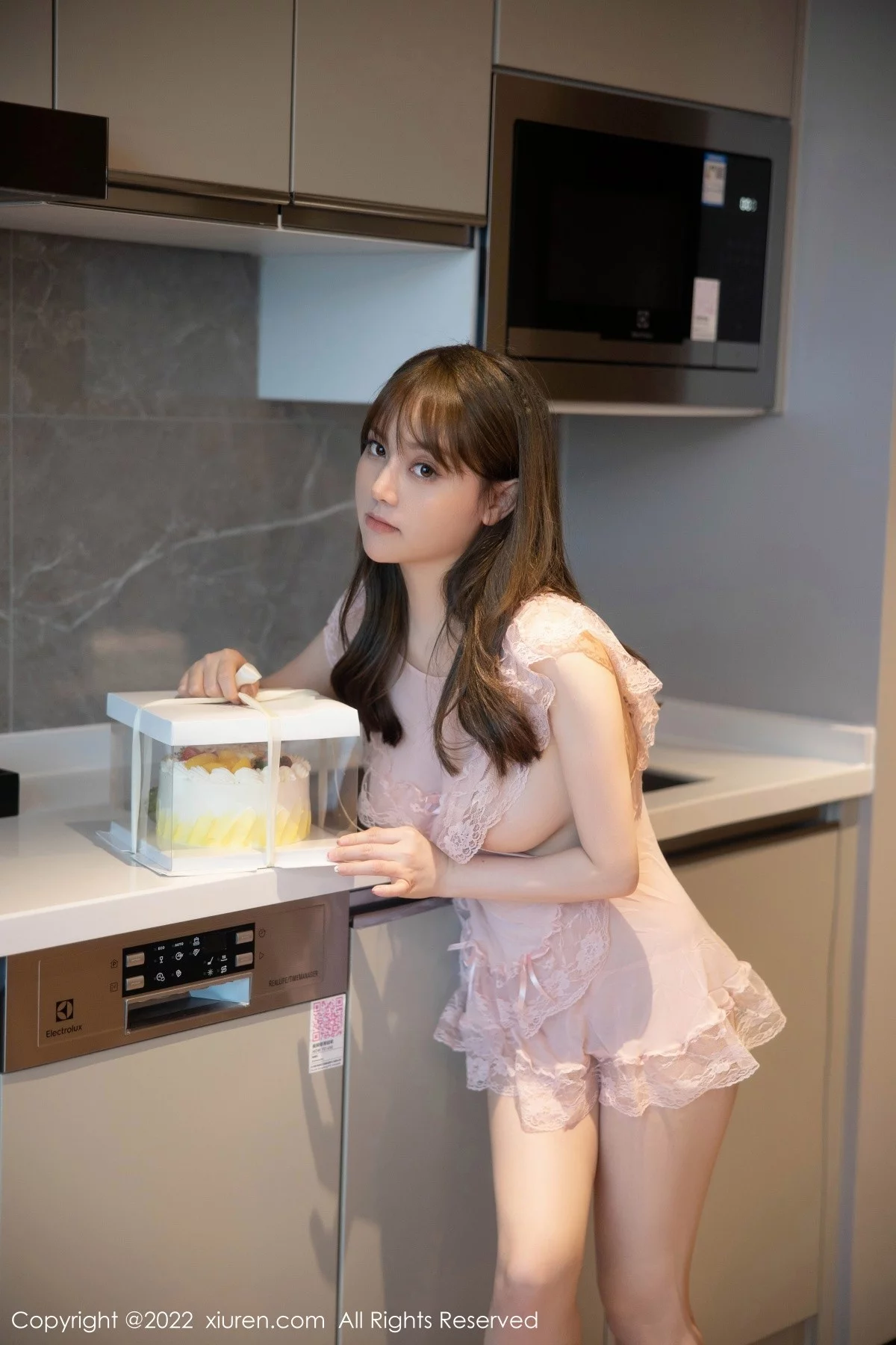 [[XiuRen秀人网]秀人网]No.5497_模特豆瓣酱私房性感粉色轻透睡裙真空秀豪乳翘臀惹火诱惑写真90P