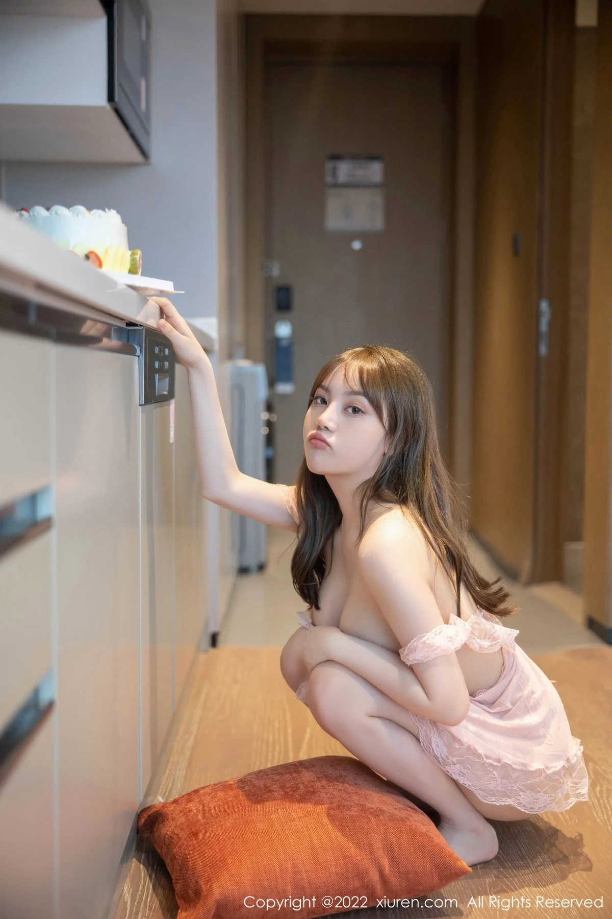 [[XiuRen秀人网]秀人网]No.5497_模特豆瓣酱私房性感粉色轻透睡裙真空秀豪乳翘臀惹火诱惑写真90P