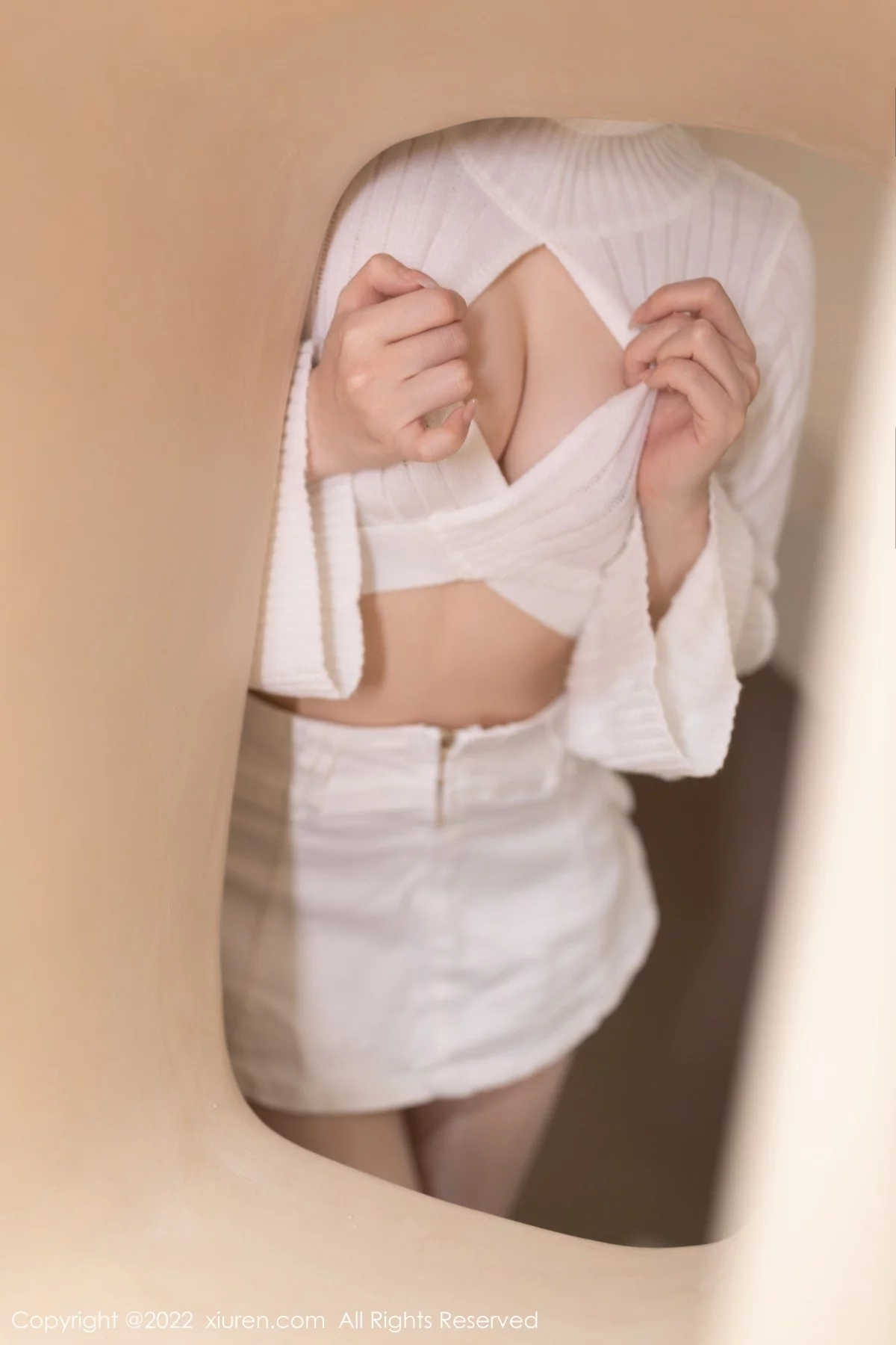 [[XiuRen秀人网]秀人网]No.5503_模特鱼子酱Fish纯白轻透上衣配白短裙露闪亮开档肉丝诱惑写真81P