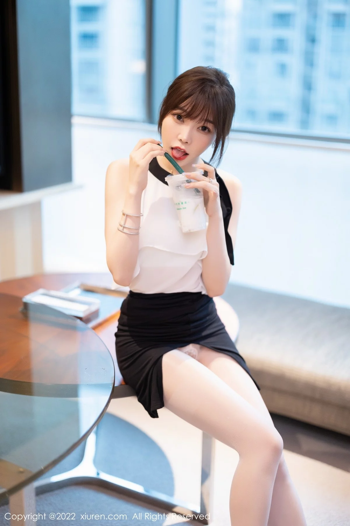 [[XiuRen秀人网]秀人网]No.5500_女神徐莉芝Booty性感服饰配黑短裙露白色内衣原色丝袜诱惑写真80P