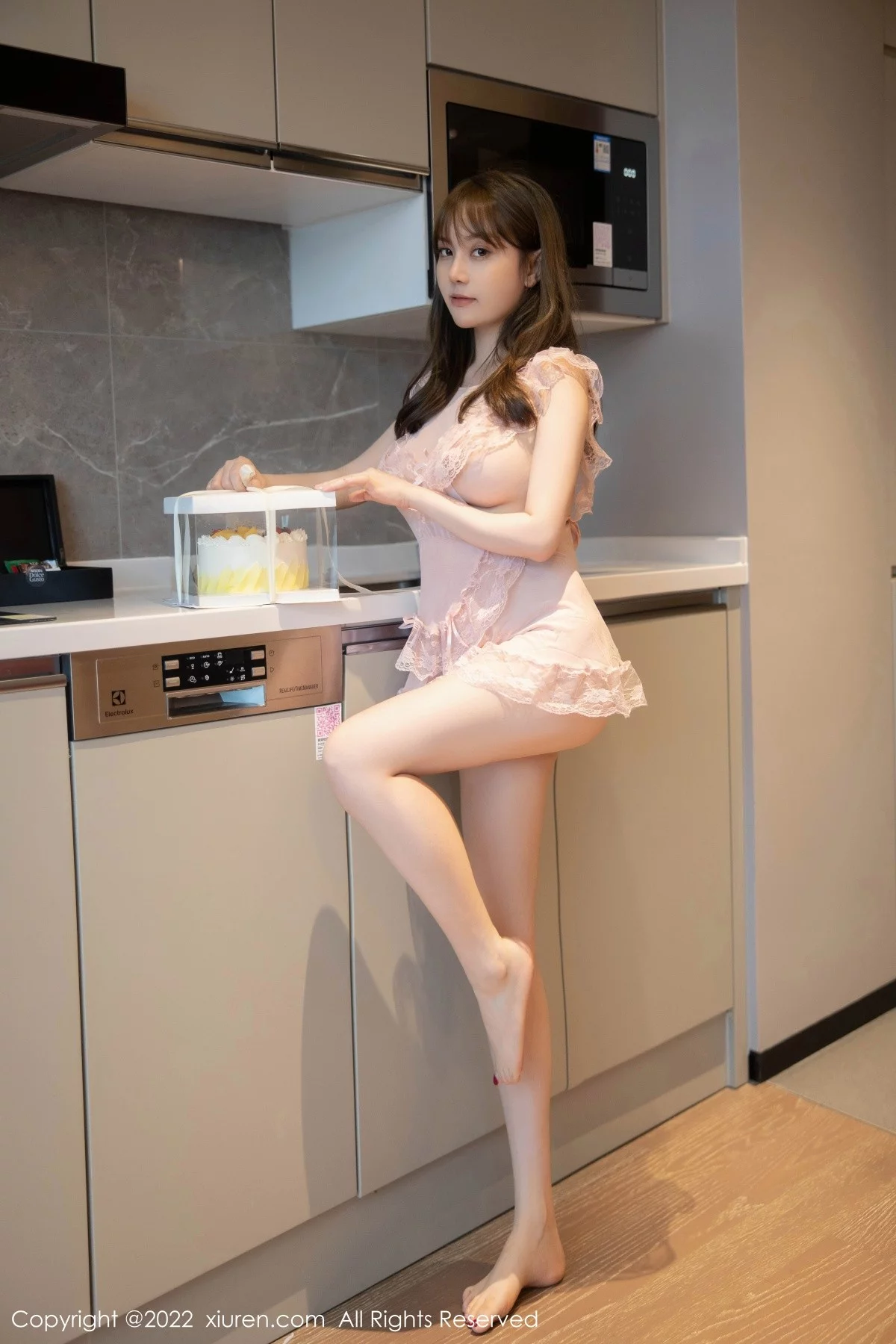 [[XiuRen秀人网]秀人网]No.5497_模特豆瓣酱私房性感粉色轻透睡裙真空秀豪乳翘臀惹火诱惑写真90P