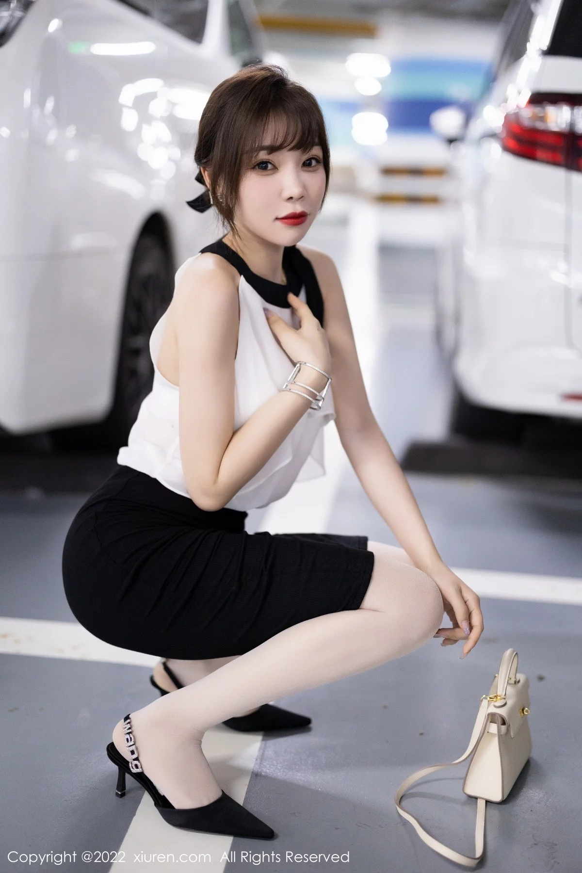 [[XiuRen秀人网]秀人网]No.5500_女神徐莉芝Booty性感服饰配黑短裙露白色内衣原色丝袜诱惑写真80P