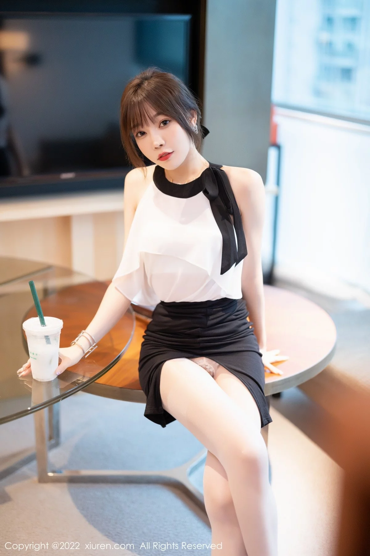 [[XiuRen秀人网]秀人网]No.5500_女神徐莉芝Booty性感服饰配黑短裙露白色内衣原色丝袜诱惑写真80P