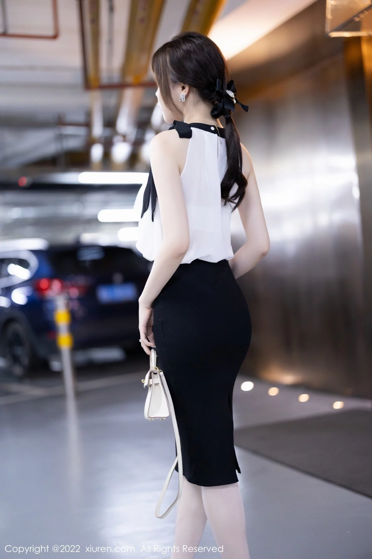 [[XiuRen秀人网]秀人网]No.5500_女神徐莉芝Booty性感服饰配黑短裙露白色内衣原色丝袜诱惑写真80P