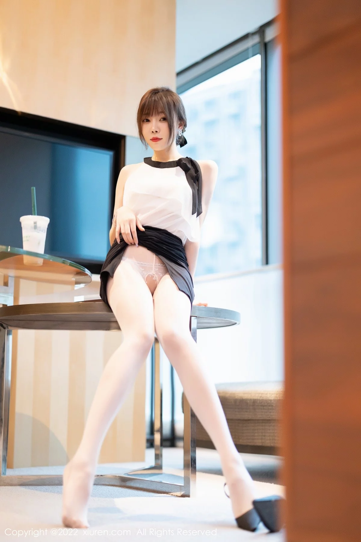 [[XiuRen秀人网]秀人网]No.5500_女神徐莉芝Booty性感服饰配黑短裙露白色内衣原色丝袜诱惑写真80P