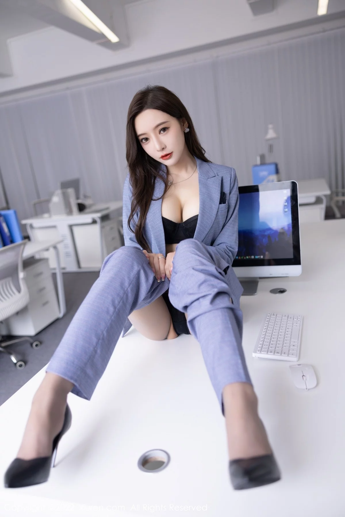 [[XiuRen秀人网]秀人网]No.5629_女神王馨瑶yanni私房脱蓝灰职业装露性感黑色内衣丰满诱惑写真82P