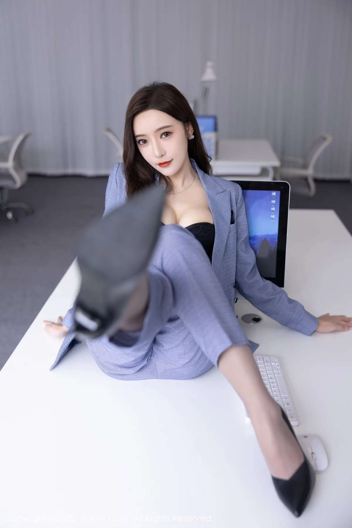 [[XiuRen秀人网]秀人网]No.5629_女神王馨瑶yanni私房脱蓝灰职业装露性感黑色内衣丰满诱惑写真82P