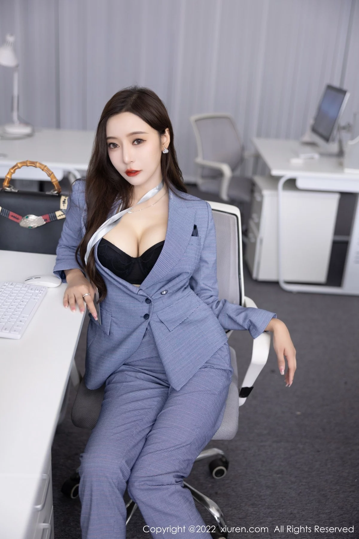 [[XiuRen秀人网]秀人网]No.5629_女神王馨瑶yanni私房脱蓝灰职业装露性感黑色内衣丰满诱惑写真82P