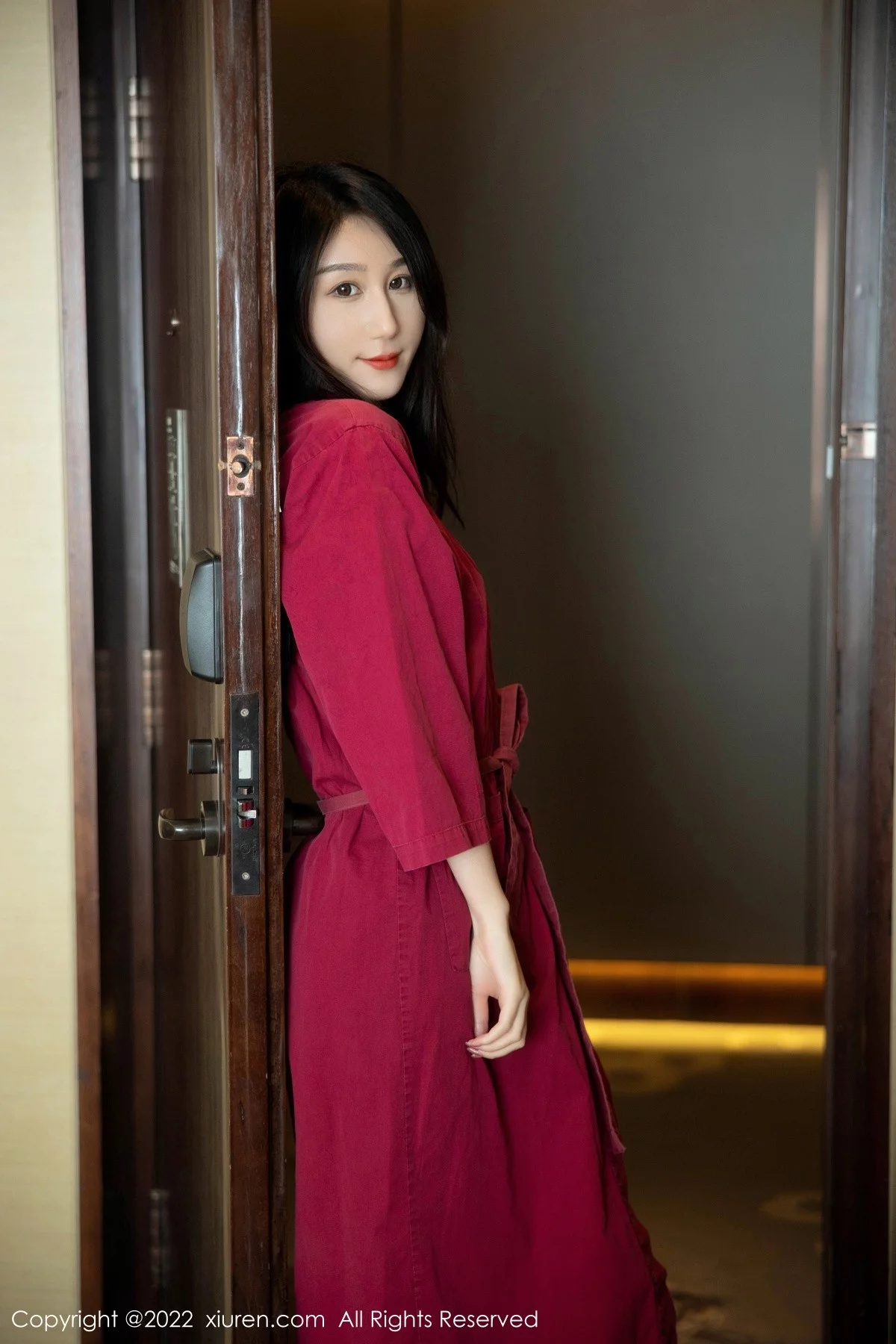 [[XiuRen秀人网]秀人网]No.5624_新人模特薇薇酱私房性感红色浴袍露黑色蕾丝内衣完美诱惑写真80P