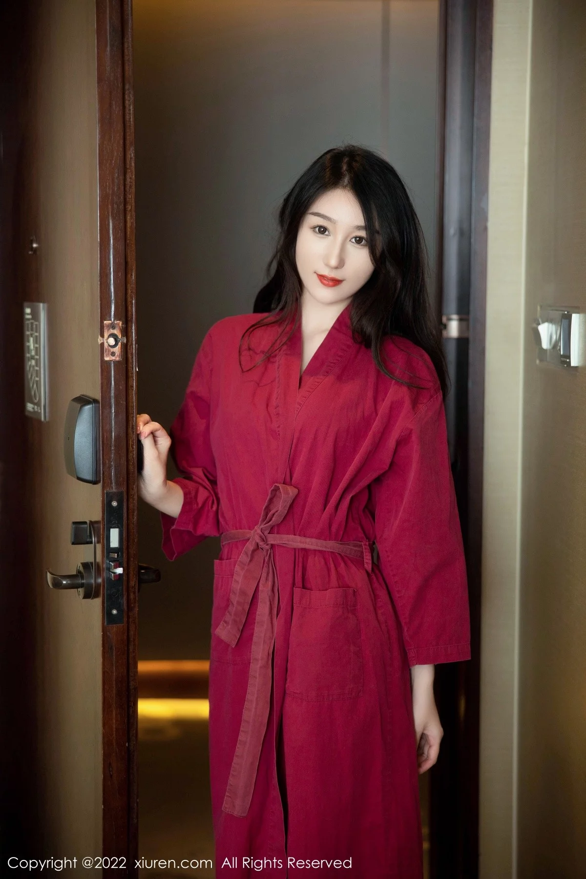 [[XiuRen秀人网]秀人网]No.5624_新人模特薇薇酱私房性感红色浴袍露黑色蕾丝内衣完美诱惑写真80P