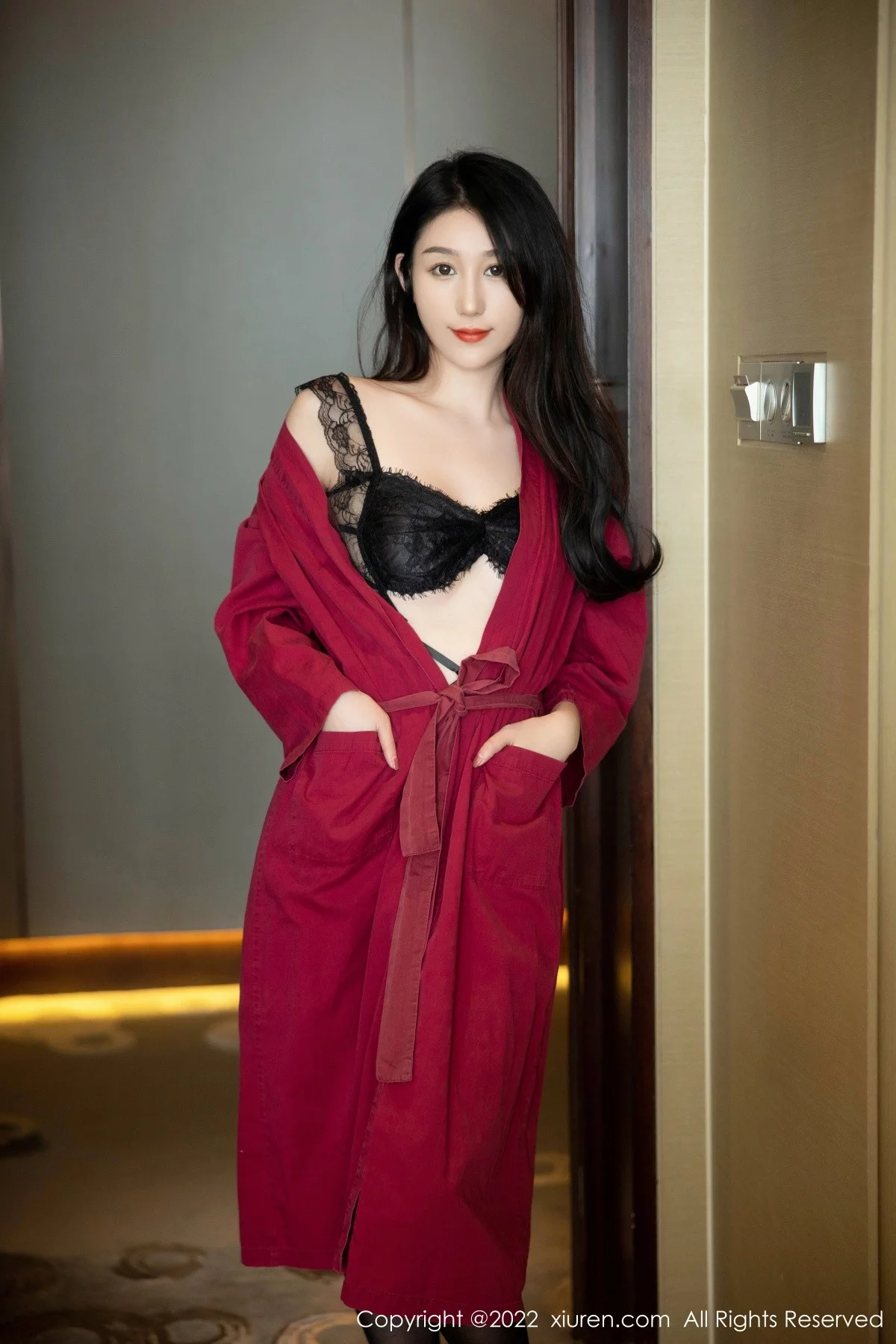 [[XiuRen秀人网]秀人网]No.5624_新人模特薇薇酱私房性感红色浴袍露黑色蕾丝内衣完美诱惑写真80P