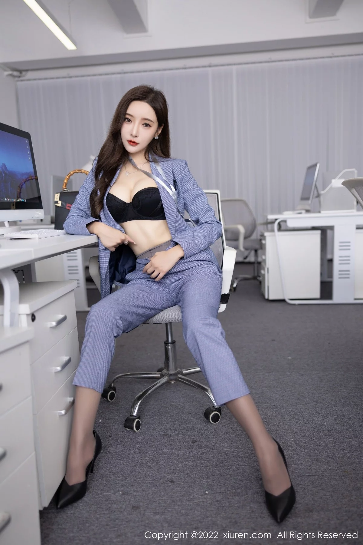 [[XiuRen秀人网]秀人网]No.5629_女神王馨瑶yanni私房脱蓝灰职业装露性感黑色内衣丰满诱惑写真82P