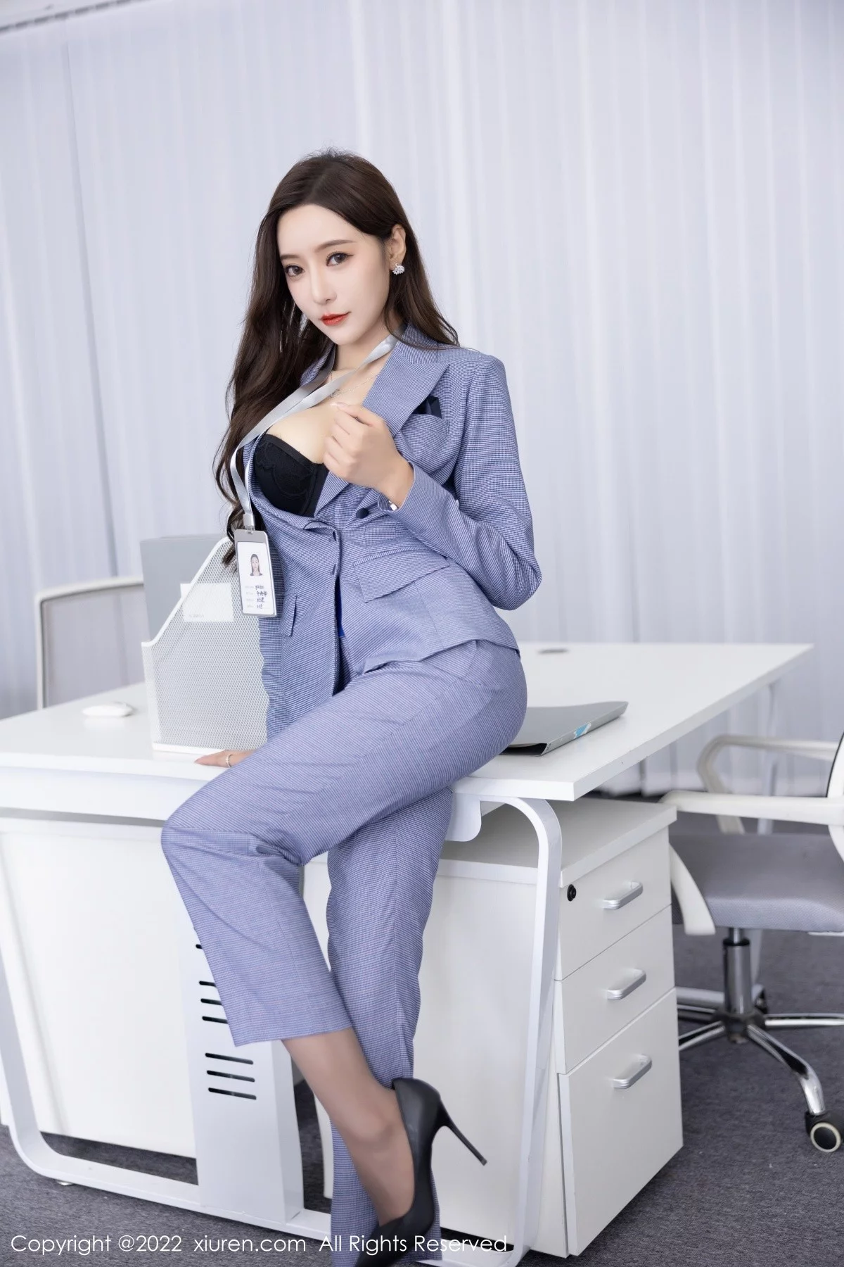 [[XiuRen秀人网]秀人网]No.5629_女神王馨瑶yanni私房脱蓝灰职业装露性感黑色内衣丰满诱惑写真82P