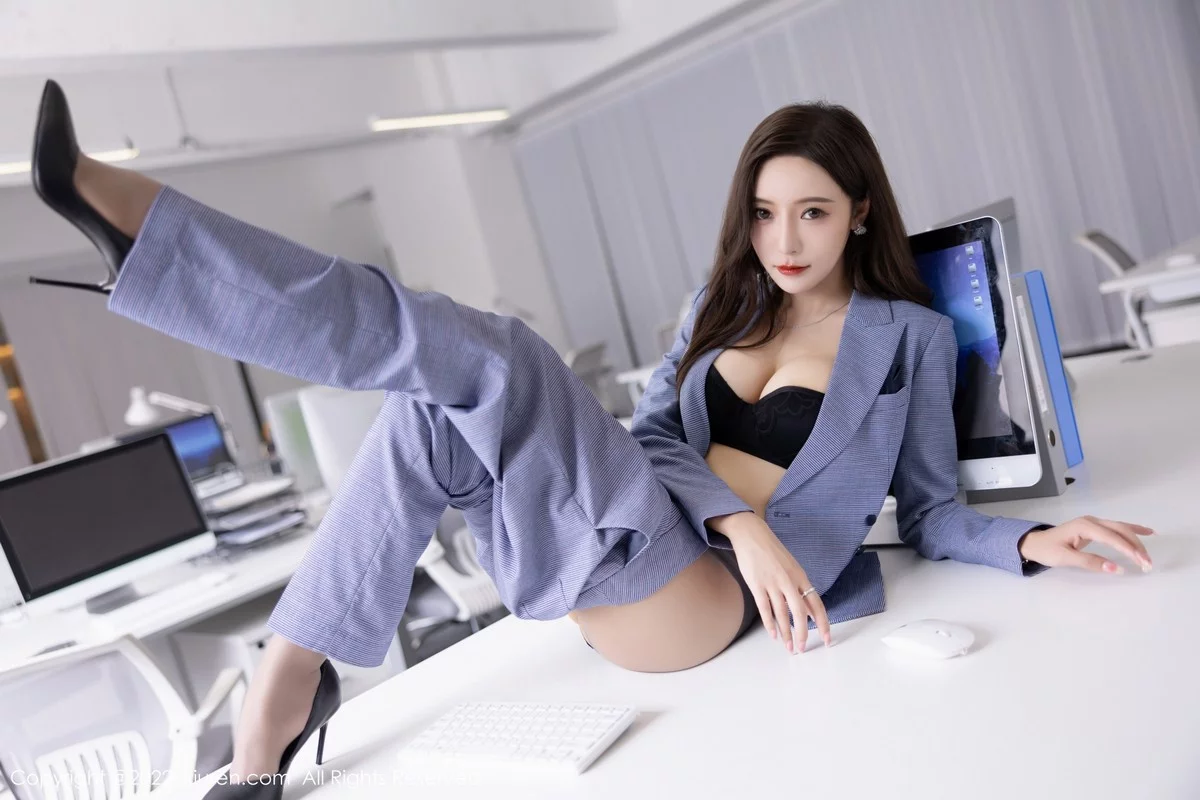 [[XiuRen秀人网]秀人网]No.5629_女神王馨瑶yanni私房脱蓝灰职业装露性感黑色内衣丰满诱惑写真82P