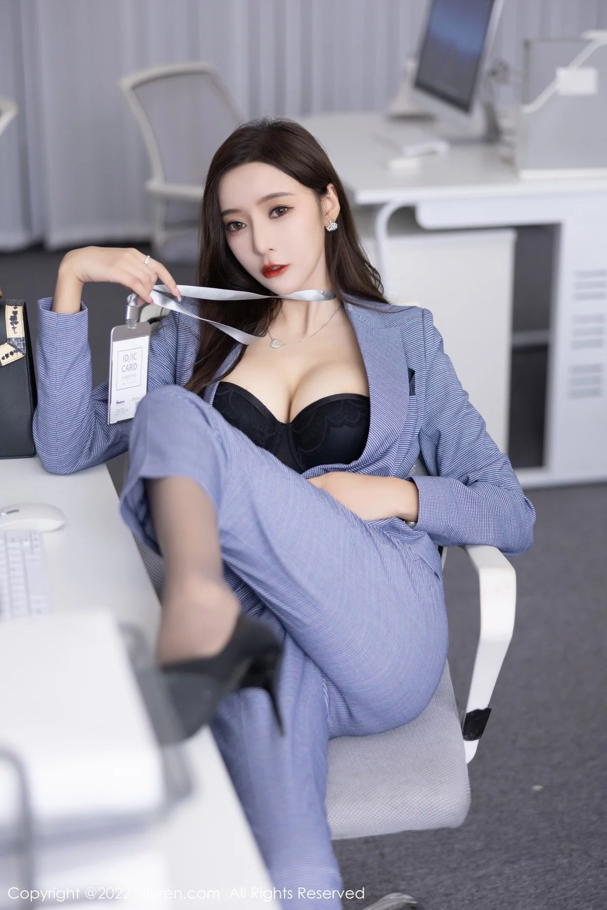 [[XiuRen秀人网]秀人网]No.5629_女神王馨瑶yanni私房脱蓝灰职业装露性感黑色内衣丰满诱惑写真82P