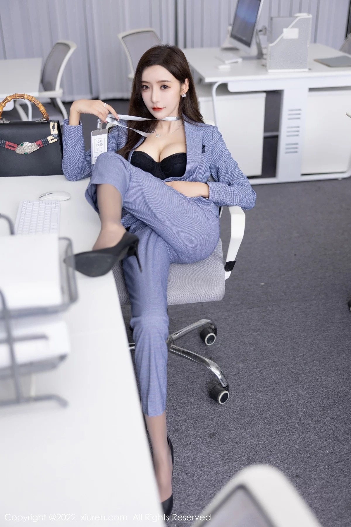 [[XiuRen秀人网]秀人网]No.5629_女神王馨瑶yanni私房脱蓝灰职业装露性感黑色内衣丰满诱惑写真82P