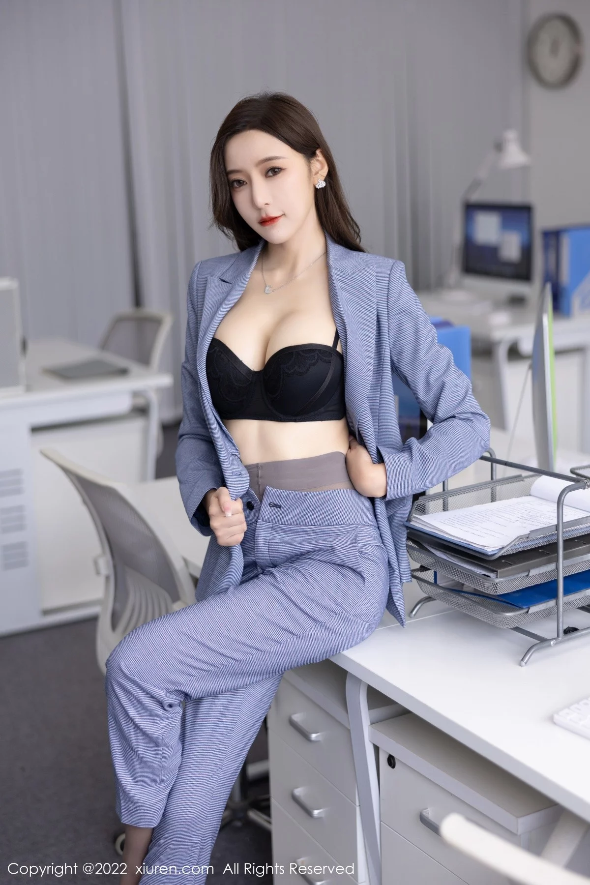 [[XiuRen秀人网]秀人网]No.5629_女神王馨瑶yanni私房脱蓝灰职业装露性感黑色内衣丰满诱惑写真82P