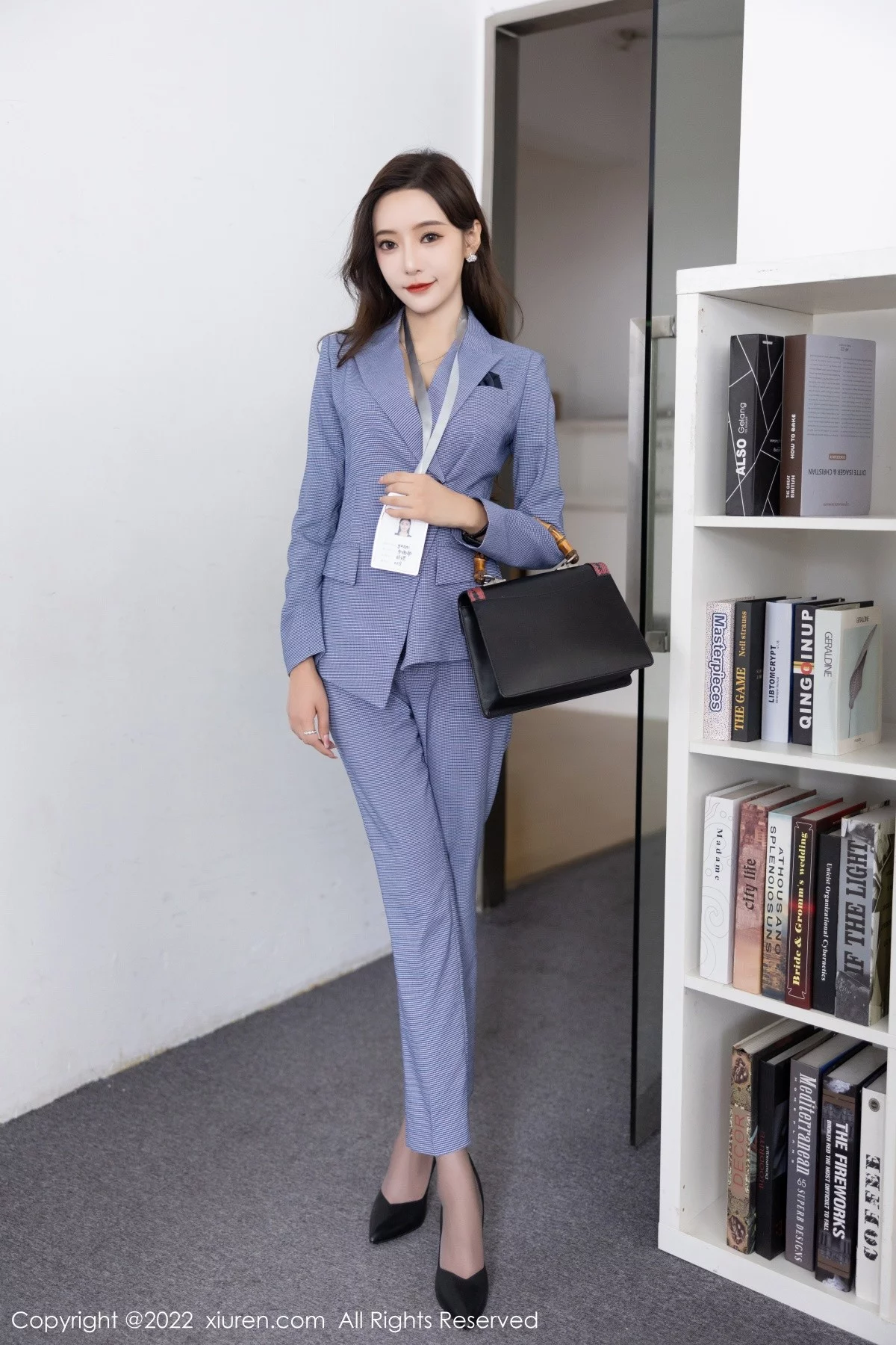 [[XiuRen秀人网]秀人网]No.5629_女神王馨瑶yanni私房脱蓝灰职业装露性感黑色内衣丰满诱惑写真82P