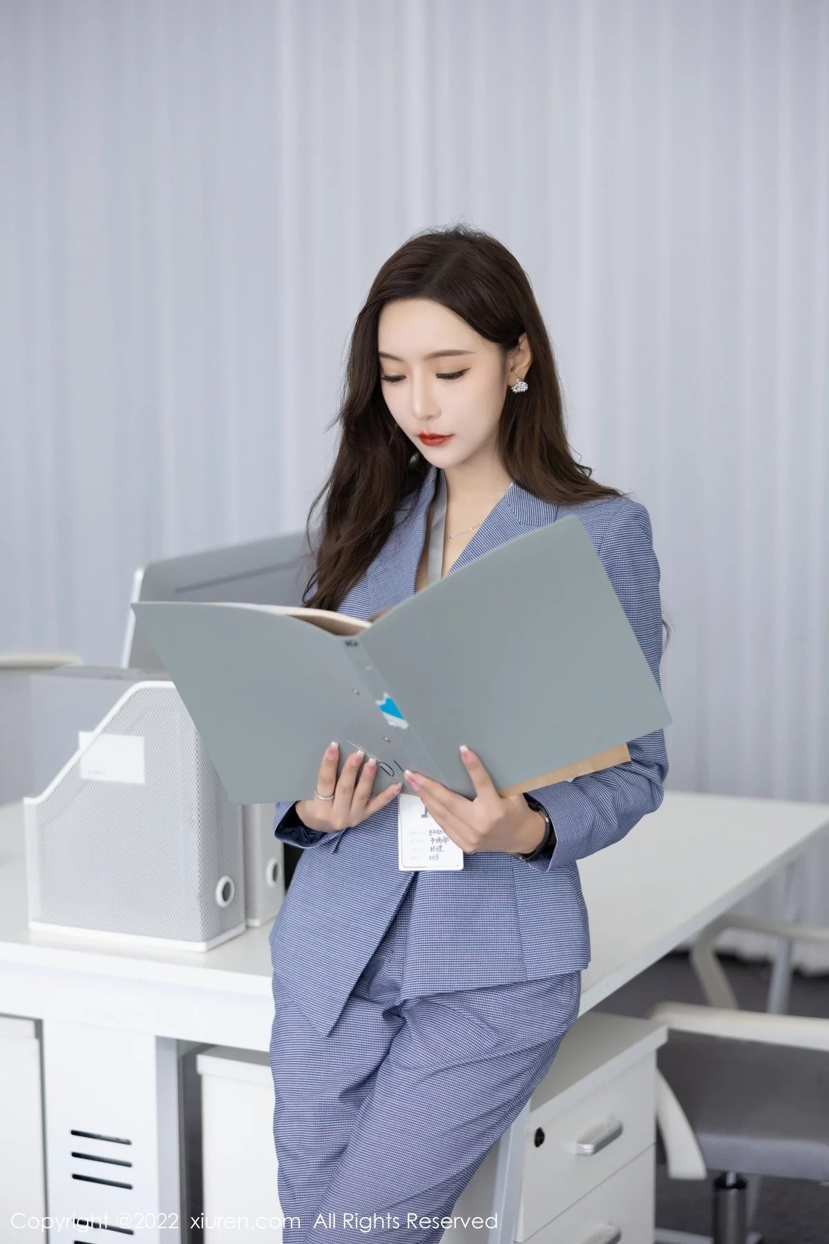 [[XiuRen秀人网]秀人网]No.5629_女神王馨瑶yanni私房脱蓝灰职业装露性感黑色内衣丰满诱惑写真82P