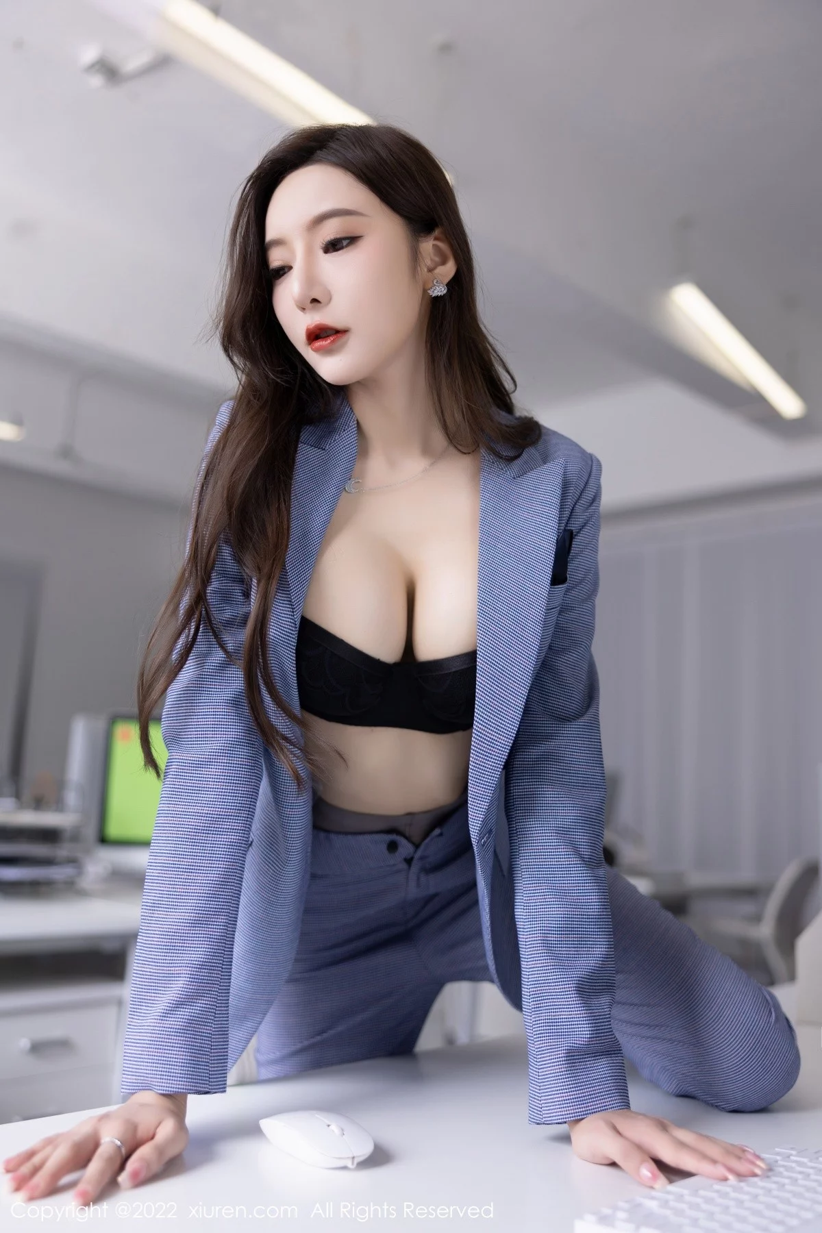 [[XiuRen秀人网]秀人网]No.5629_女神王馨瑶yanni私房脱蓝灰职业装露性感黑色内衣丰满诱惑写真82P