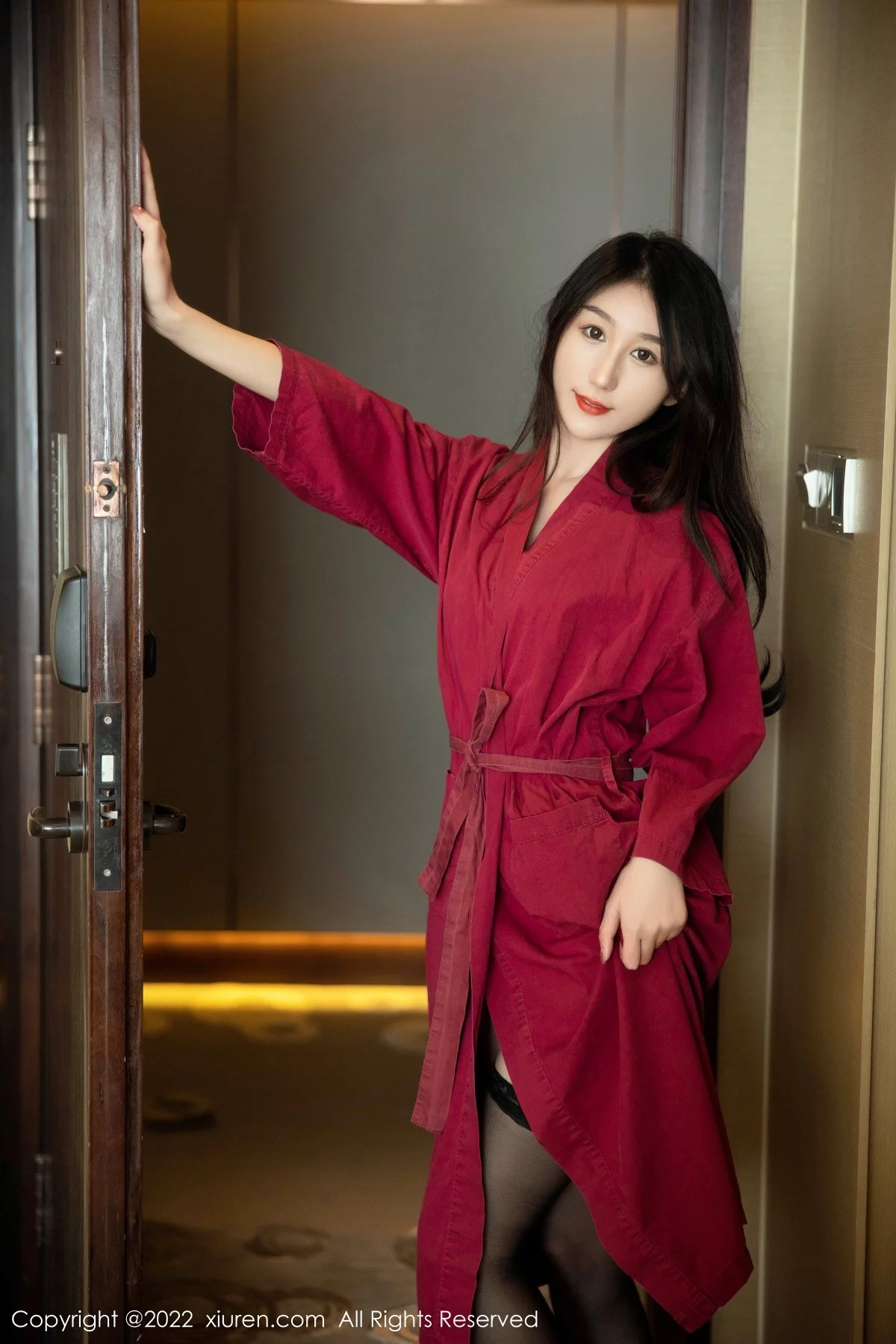 [[XiuRen秀人网]秀人网]No.5624_新人模特薇薇酱私房性感红色浴袍露黑色蕾丝内衣完美诱惑写真80P