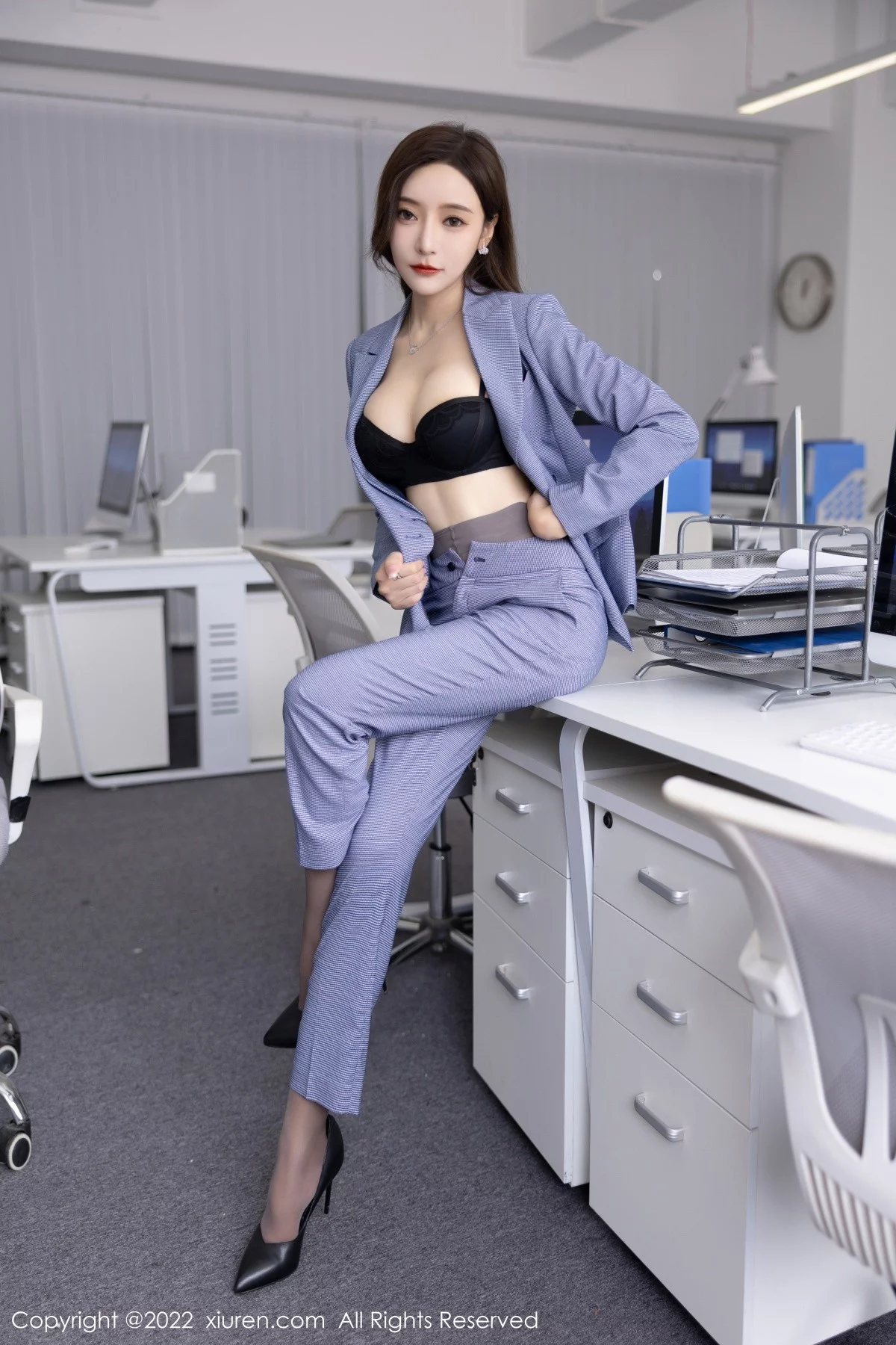 [[XiuRen秀人网]秀人网]No.5629_女神王馨瑶yanni私房脱蓝灰职业装露性感黑色内衣丰满诱惑写真82P