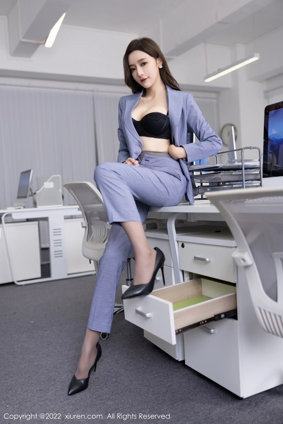 [[XiuRen秀人网]秀人网]No.5629_女神王馨瑶yanni私房脱蓝灰职业装露性感黑色内衣丰满诱惑写真82P