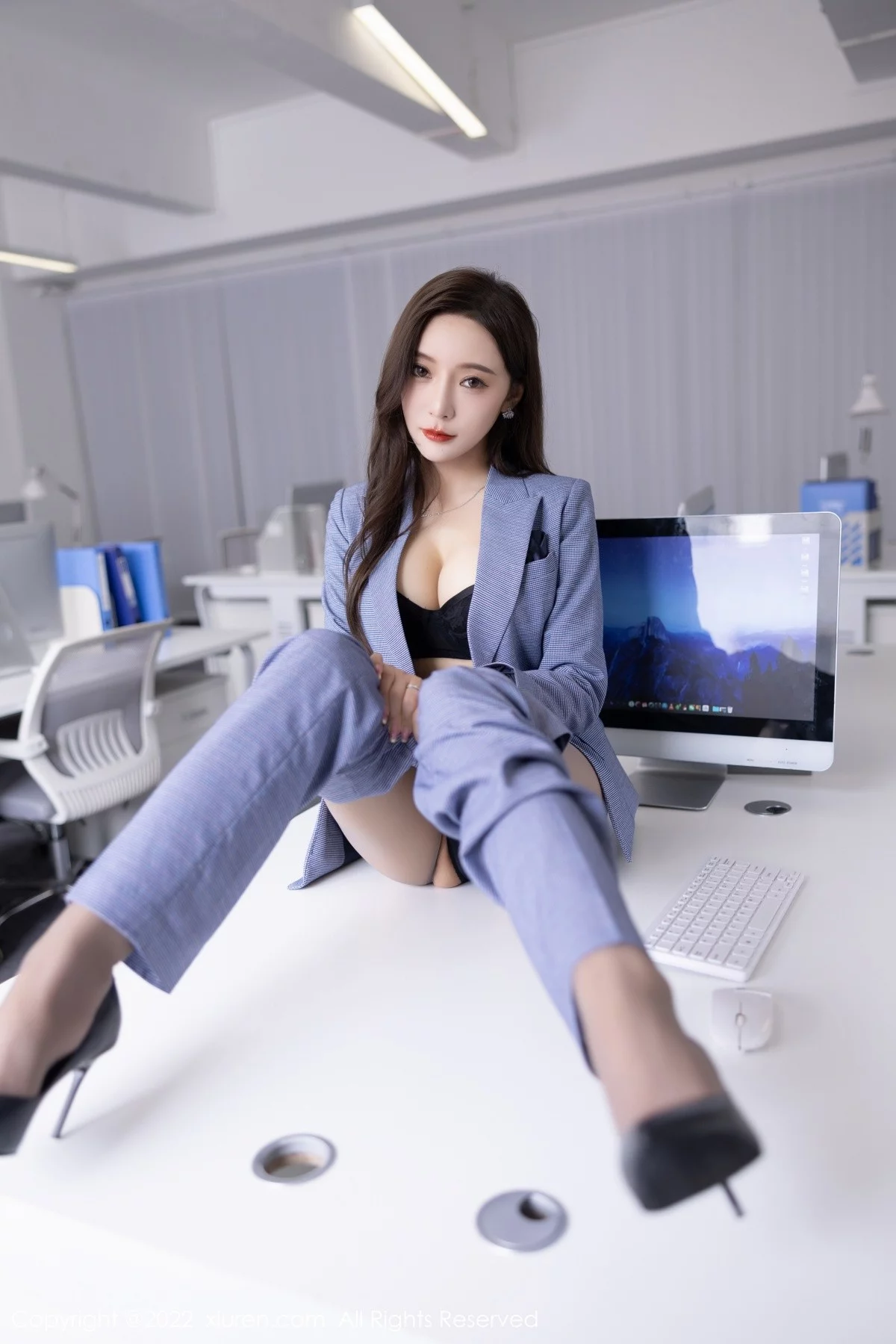 [[XiuRen秀人网]秀人网]No.5629_女神王馨瑶yanni私房脱蓝灰职业装露性感黑色内衣丰满诱惑写真82P