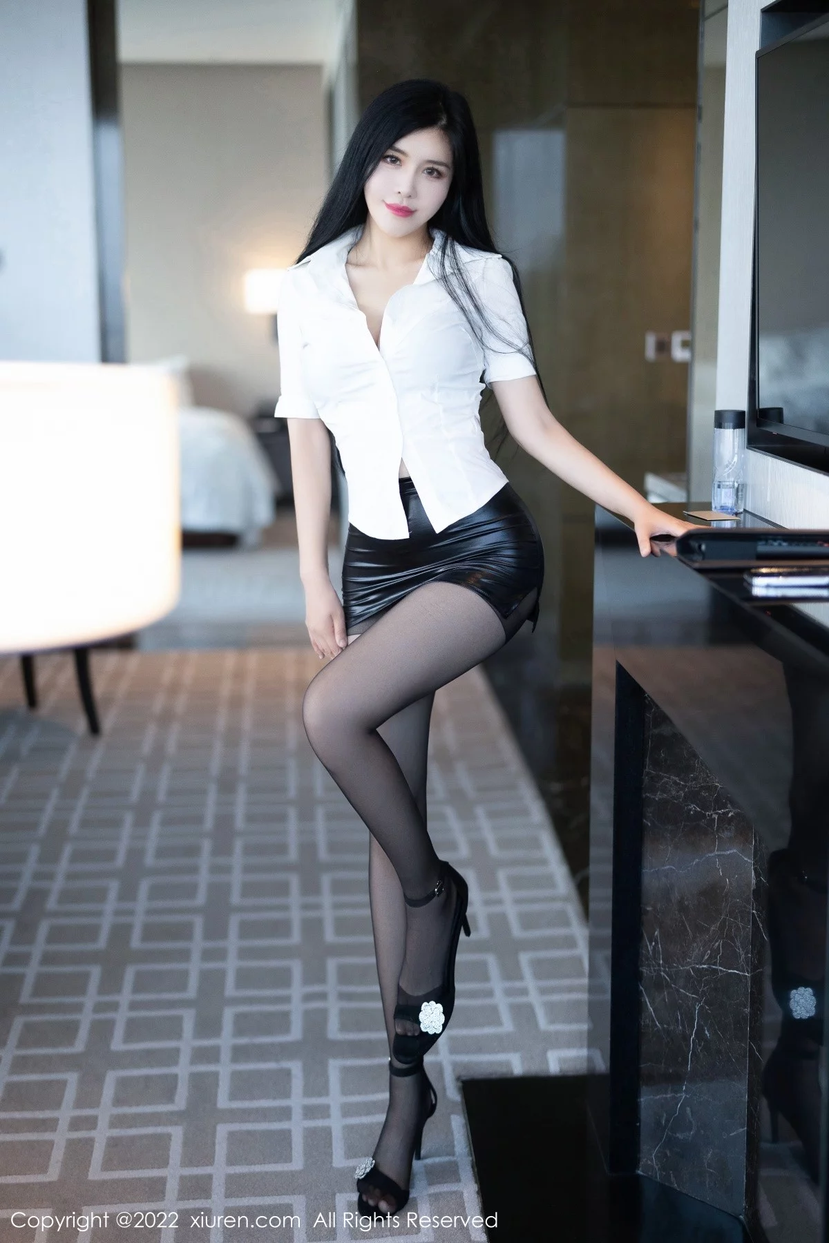 [[XiuRen秀人网]秀人网]No.5635_女神刘钰儿成都旅拍性感白T配黑短裙露开档黑丝极致魅惑写真74P