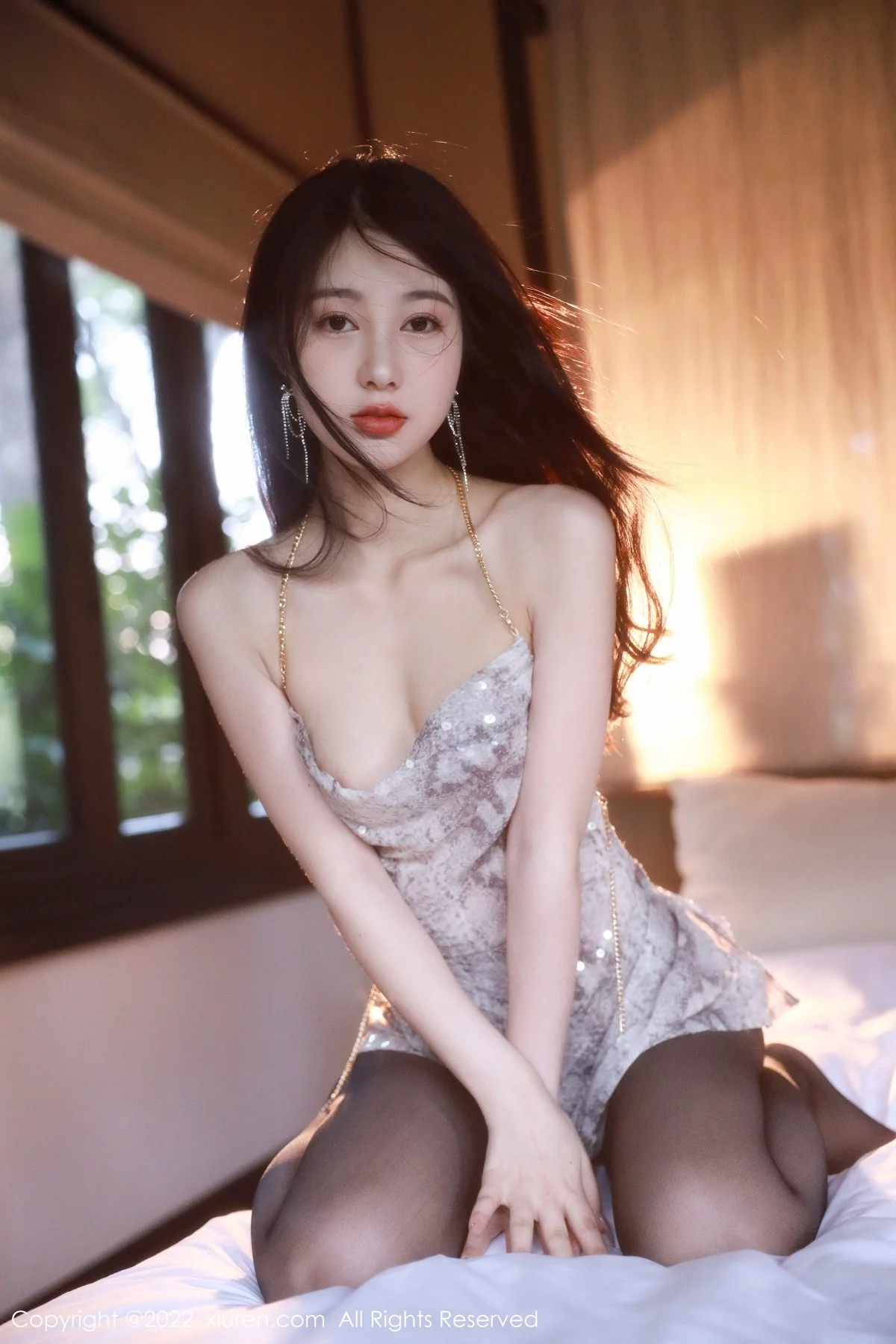 [[XiuRen秀人网]秀人网]No.5632_模特谢晚晚性感浅色闪亮吊带裙配超薄黑丝秀完美身材诱惑写真91P