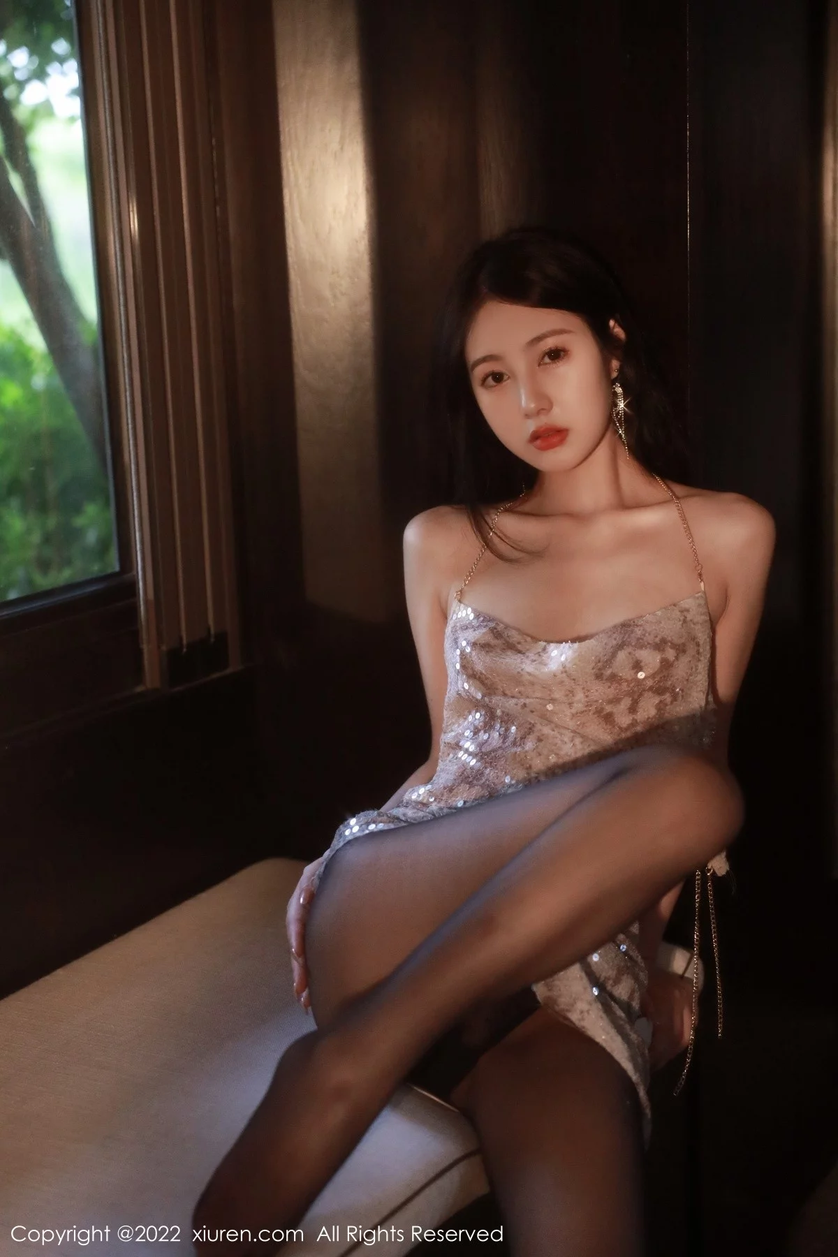 [[XiuRen秀人网]秀人网]No.5632_模特谢晚晚性感浅色闪亮吊带裙配超薄黑丝秀完美身材诱惑写真91P